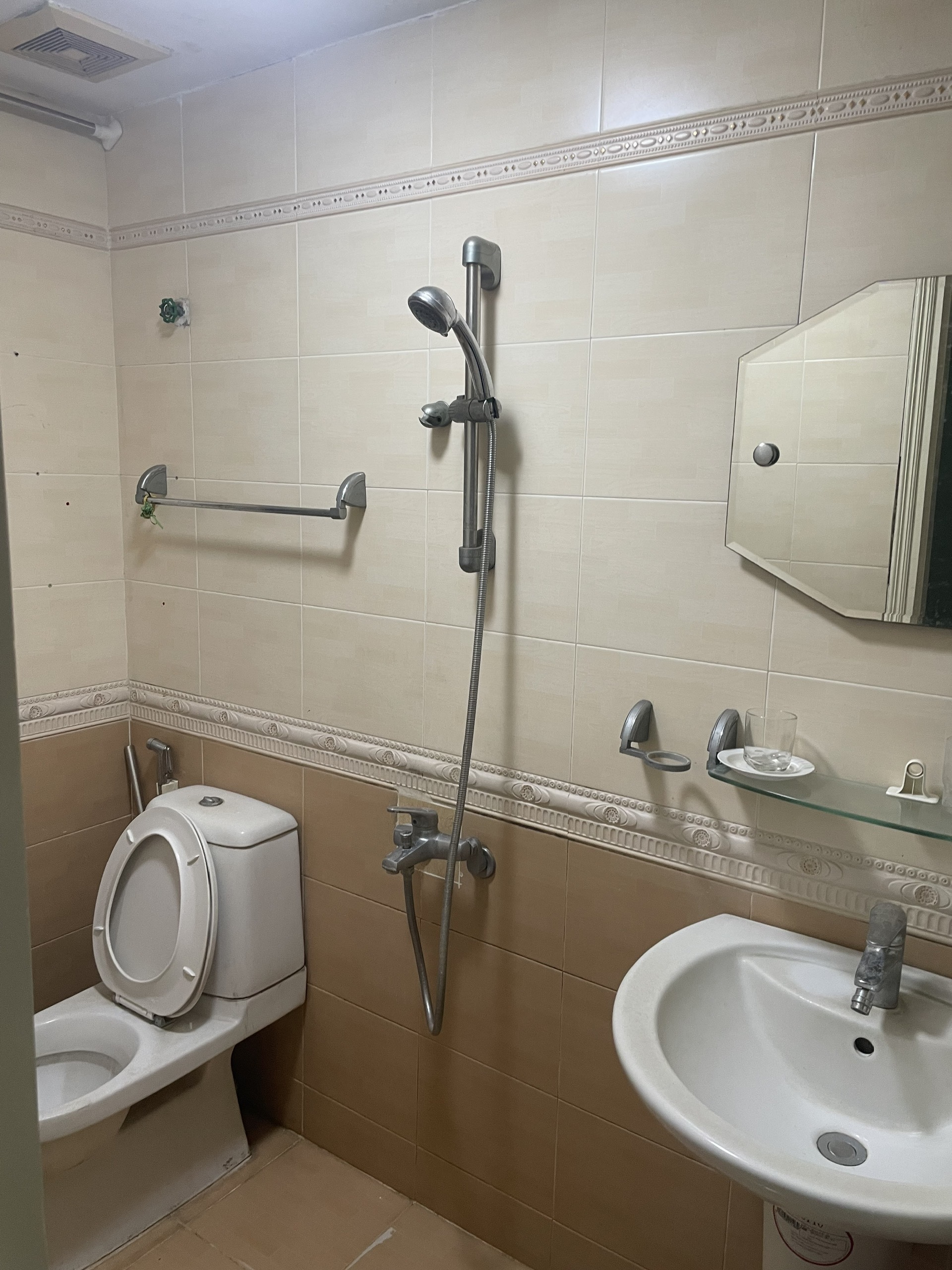 Cho thuê nhà nguyên căn tại ngõ 639 Hoàng Hoa Thám, Ba Đình. Vừa ở vừa kinh doanh. Chỉ 14tr 7