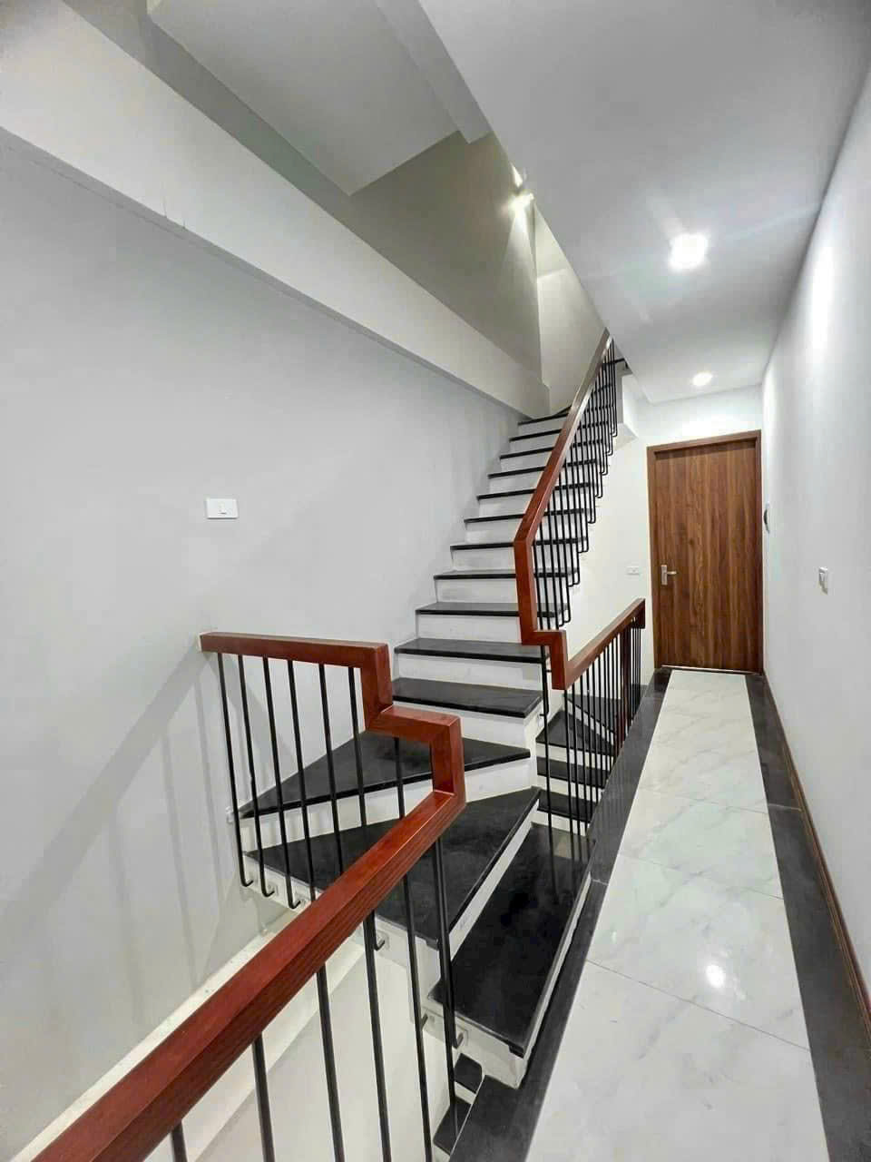 NHÀ ĐẸP TRUNG TÂM LONG BIÊN NẰM GIỮA CẦU VĨNH TUY VÀ CHƯƠNG DƯƠNG 57M2 x 5 TẦNG Ô TÔ VÀO 7