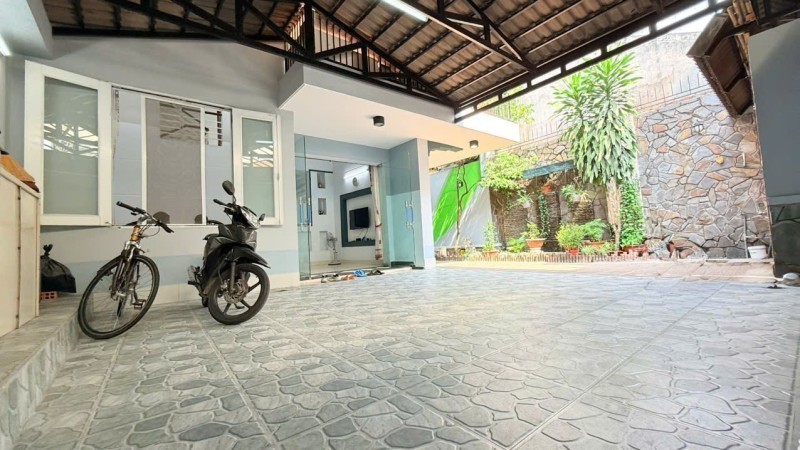 Bán biệt thự sân vườn đường só 38, Phường Hiệp Bình Chánh, Thủ Đức, TP HCM DT 170m2, 3 tầng. Giá 2