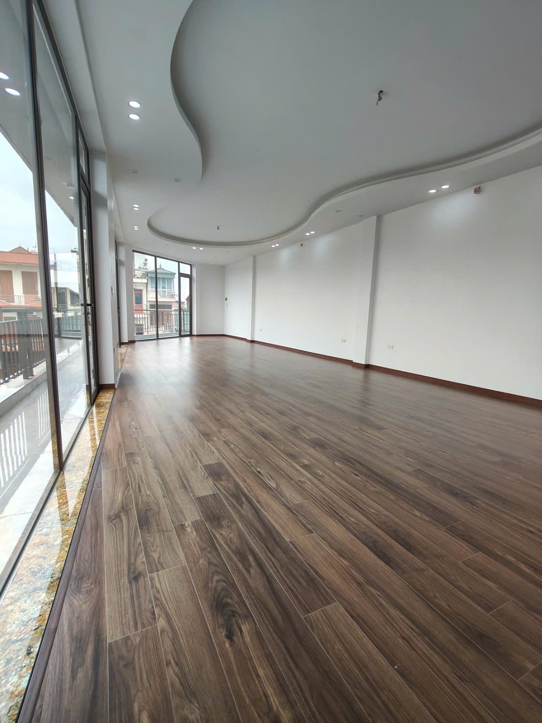 Bán căn góc mặt đường Lê Thanh Nghị, TP Hải Dương, 84.3m2, 5 tầng, KD buôn bán, giá tốt 9