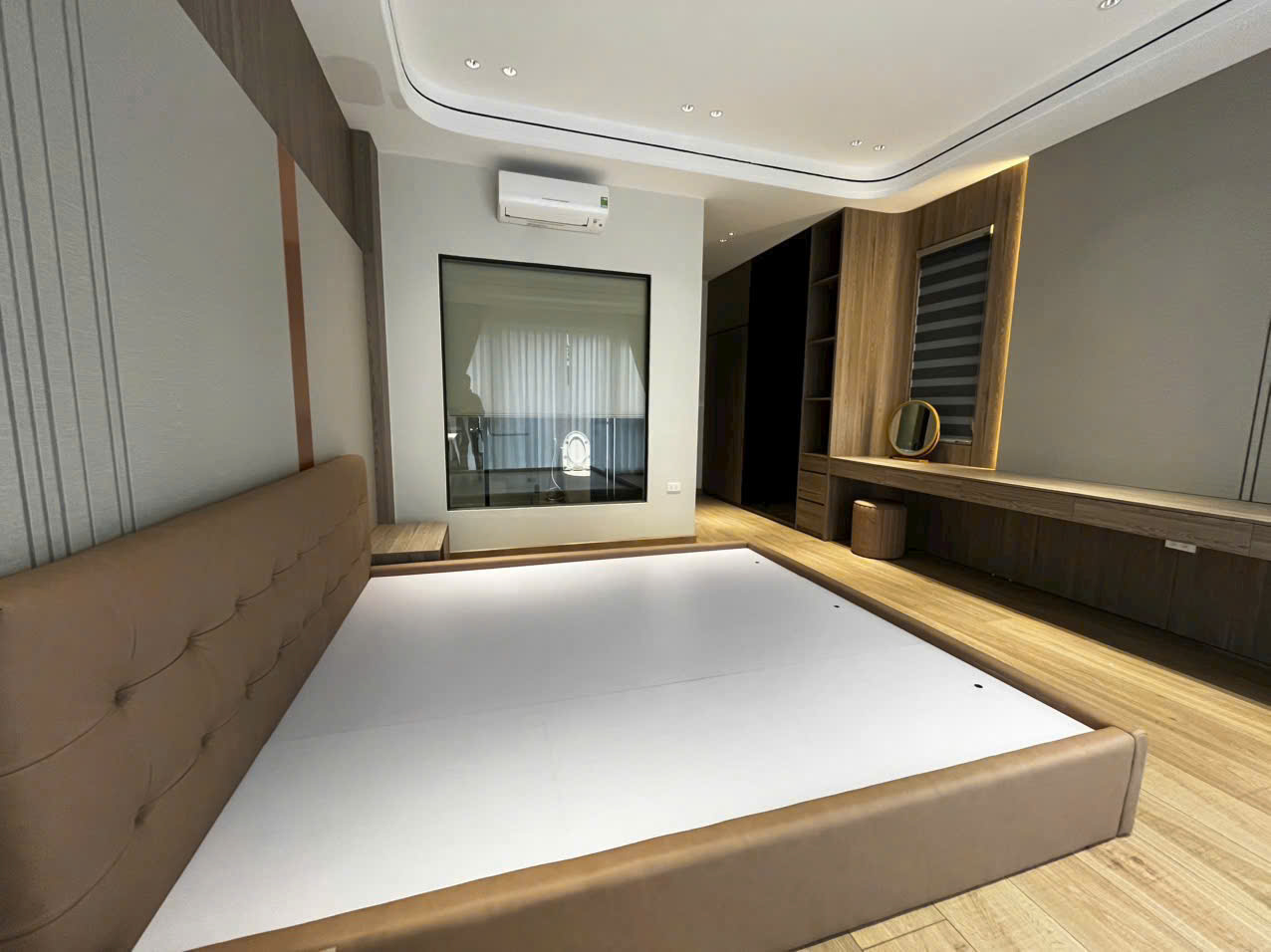 Bán nhà ngay Phố Ẩm Thực Long Biên. Gara 2 ô tô, Đường thông bàn cờ, 52m x 6T. 8