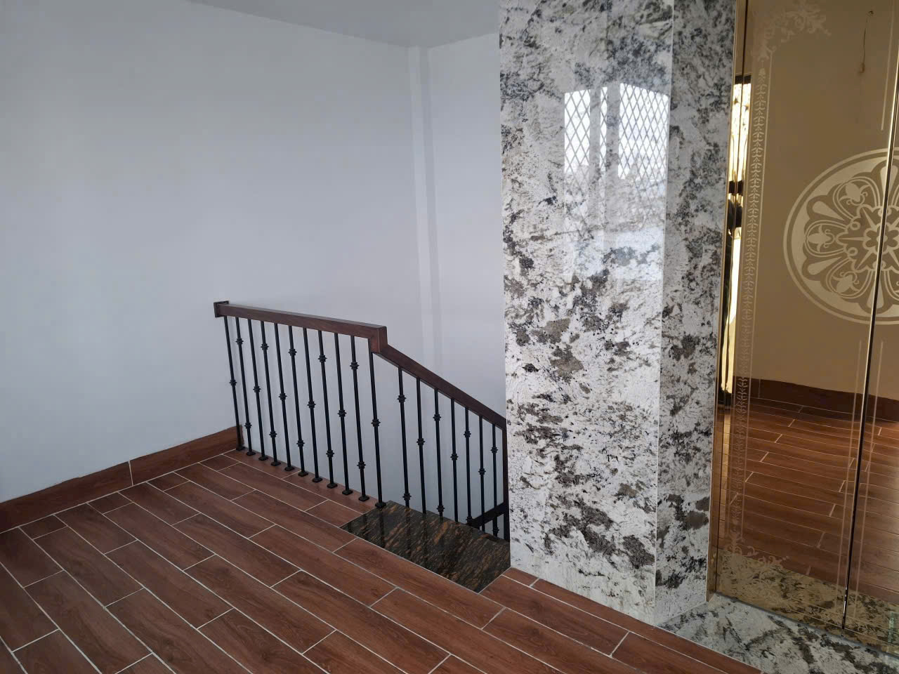 Siêu phẩm mặt ngõ thông ô tô tránh kinh doanh tại Long Biên. Gần chợ, Hồ. 9