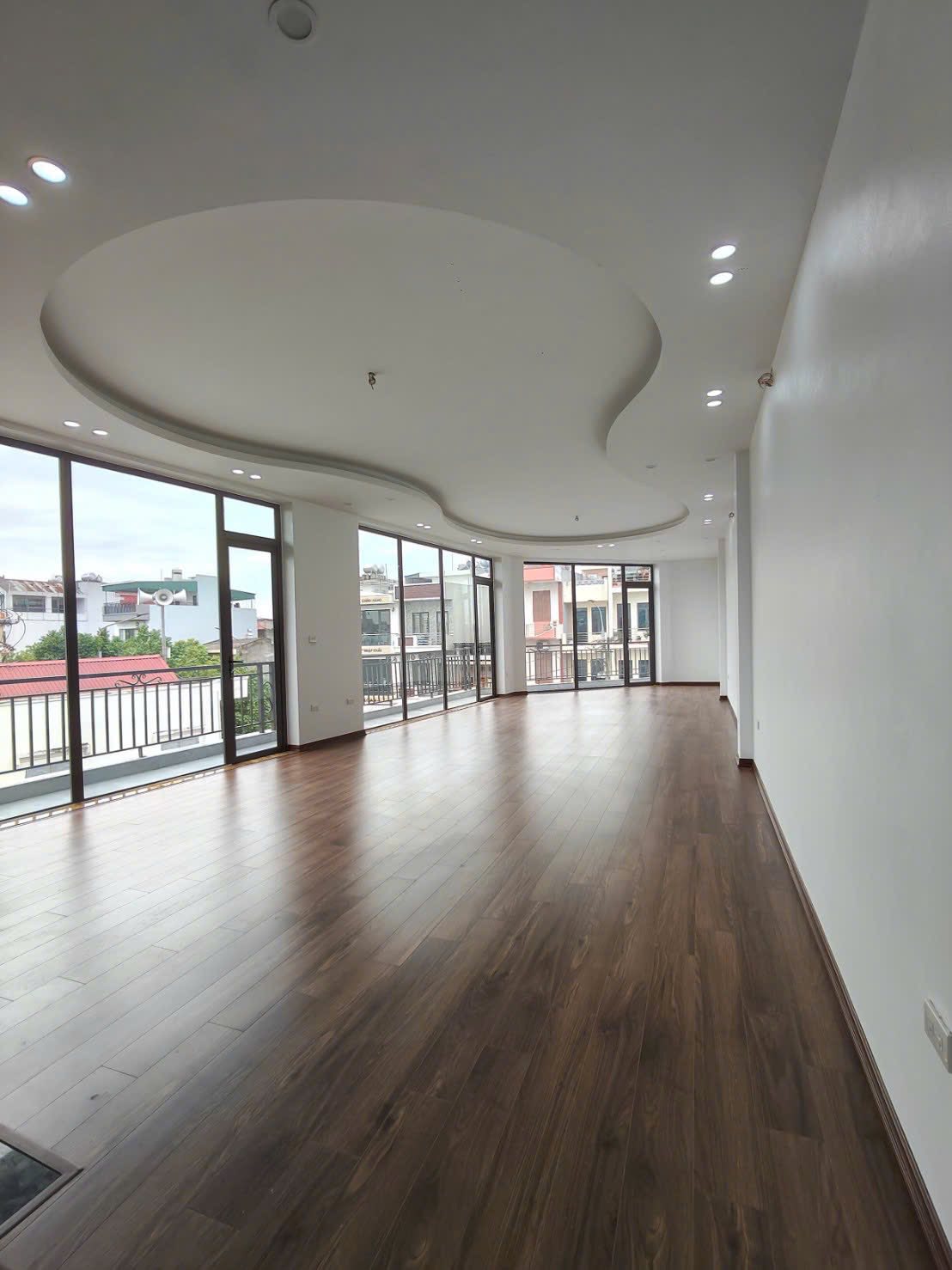 Bán căn góc mặt đường Lê Thanh Nghị, TP Hải Dương, 84.3m2, 5 tầng, KD buôn bán, giá tốt 10