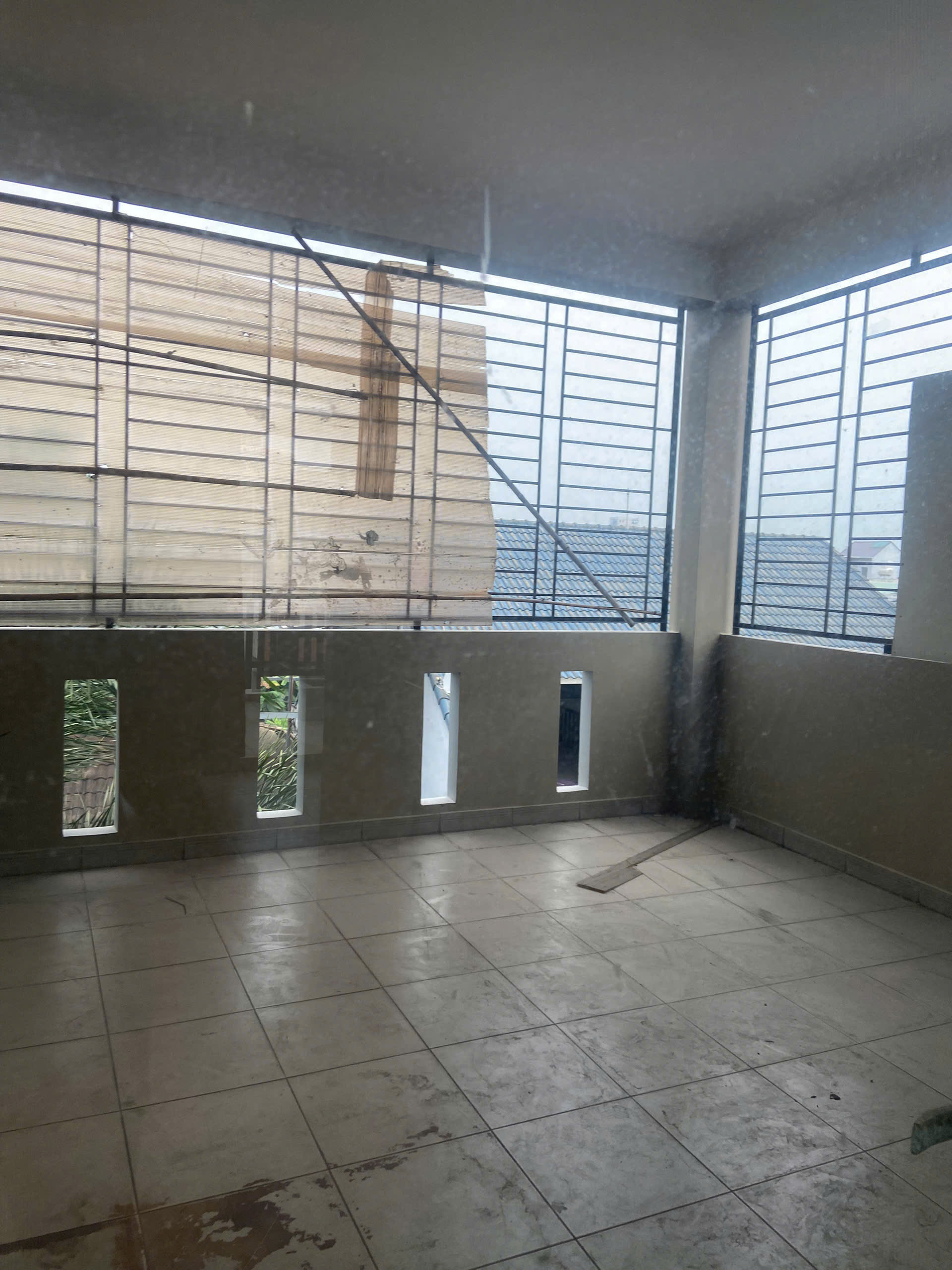 NGUYÊN CĂN HẺM XE TẢI KHU BÊN SÔNG ĐƯỜNG 25 PHAM VĂN ĐỒNG, 3 LẦU 4PN GIÁ 20TR 4