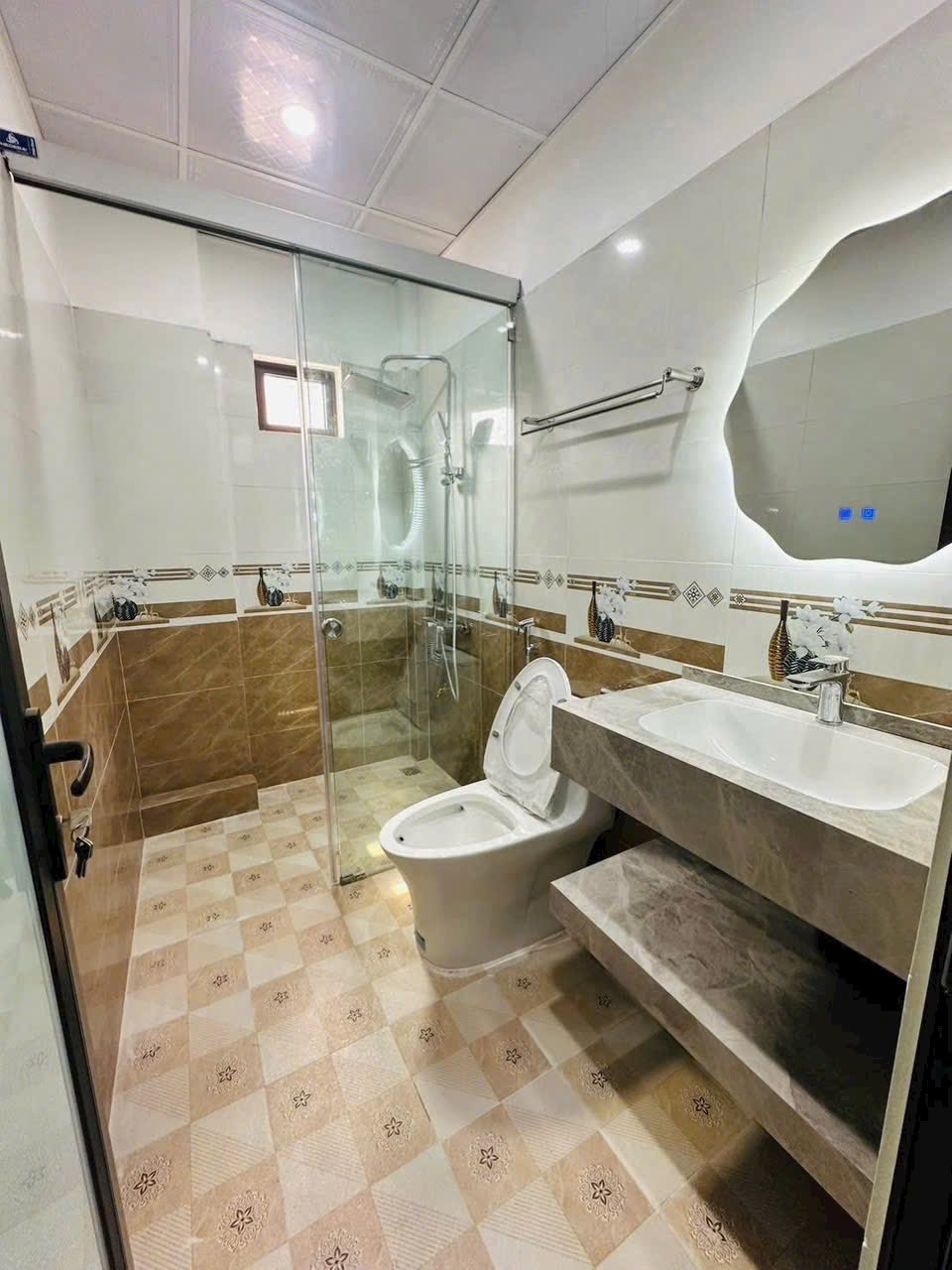 Bán nhà 4 tầng ngõ đường Trần Hưng Đạo, ph Ngọc Châu, TP HD, 60m2, mt 4m, 4 ngủ, sân 10