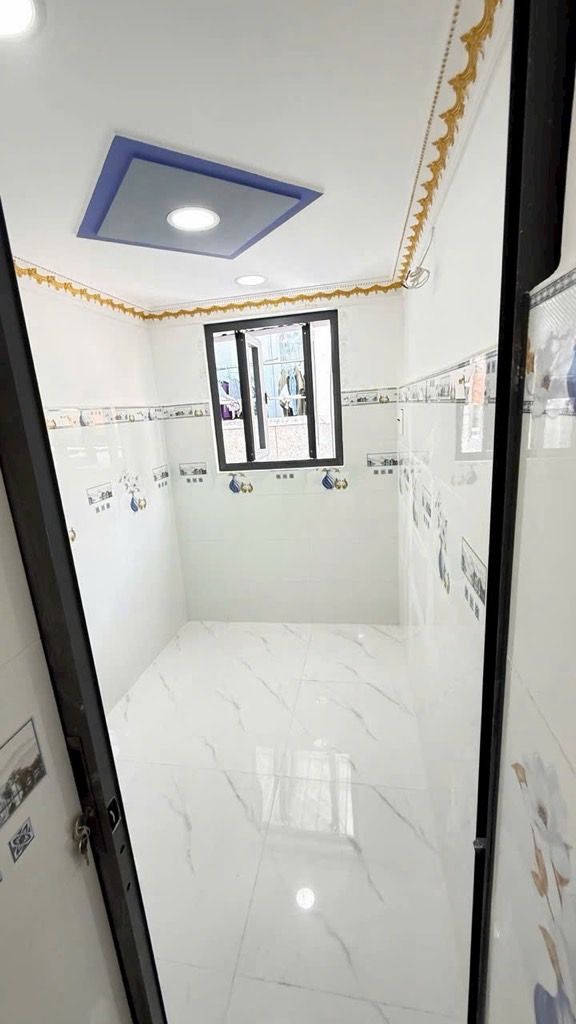 Chưa đến 2 tỷ có nhà 3 tầng 2PN CMT8 hẻm thông 4