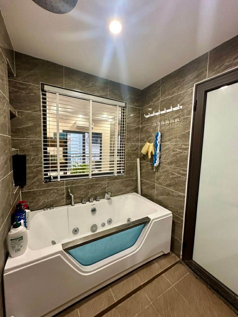 nhà lõi Bồ Đề, 6 tầng, thang máy, gara, gần hồ điều hoà, 1 nhà ra ôtô tránh 5