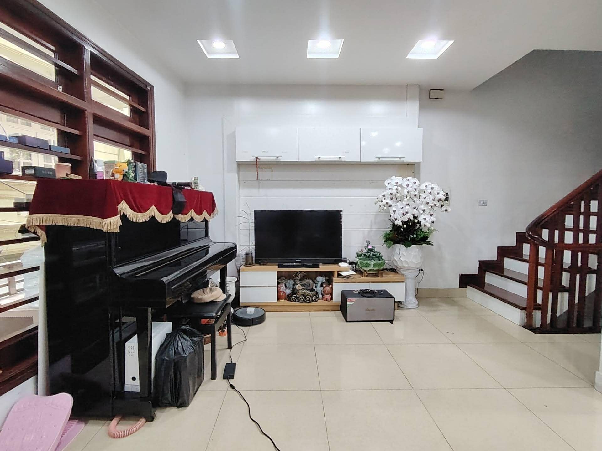 bán nhà Nguyễn Văn Cừ. 43m x 6tầng, MT 5.6m, 4 ngủ khép kín, 7 chỗ vào nhà 3