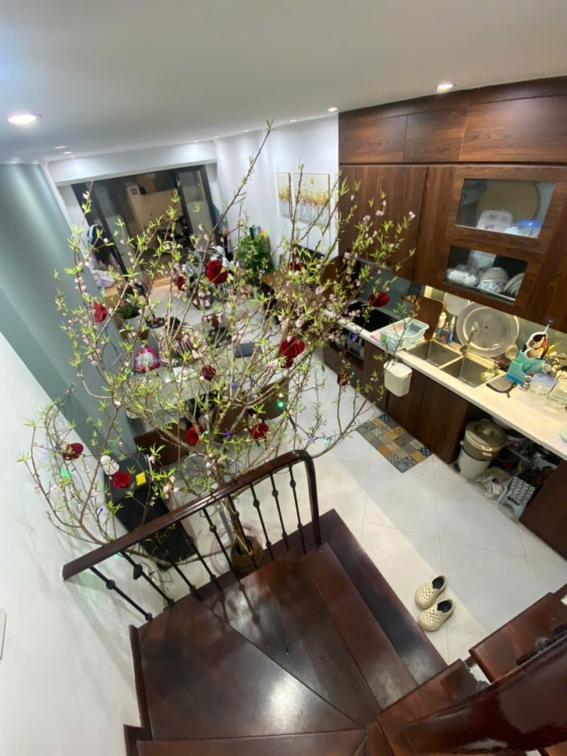 NHÀ GARA Ô TÔ – TRUNG TÂM NGỌC THỤY – 6 TẦNG – NGÕ 5M 4