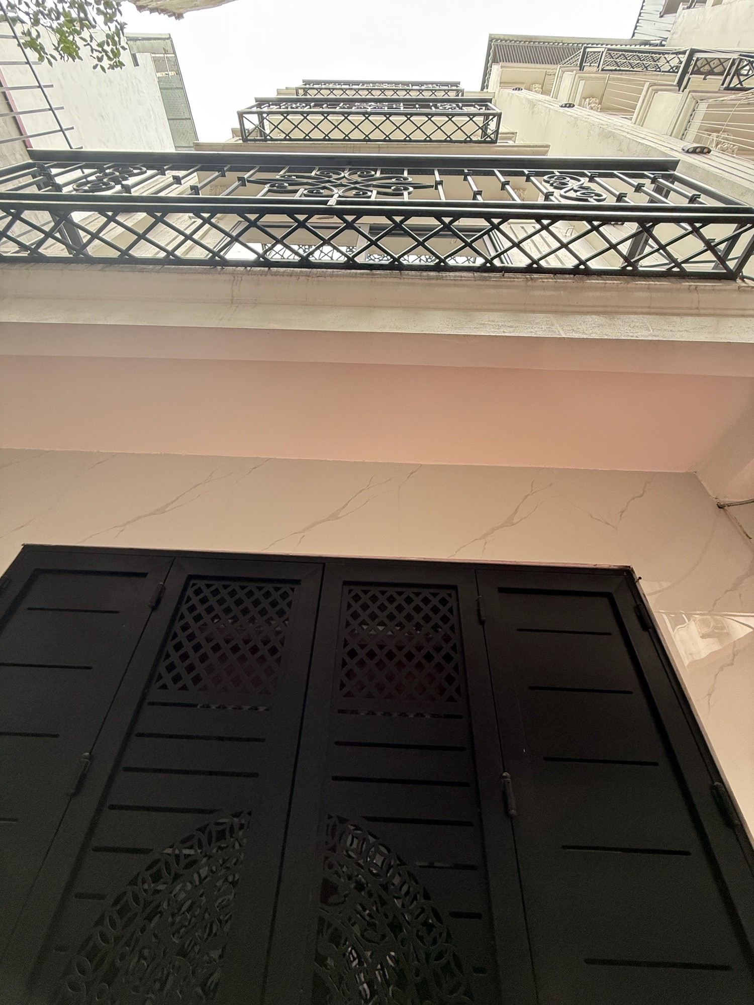 Bán Nhà Đê Trần Khát Chân 30m2. 5 tầng. mặt tiền 4.2m. giá chỉ 7.38 Tỷ Hai Bà Trưng Hà Nội