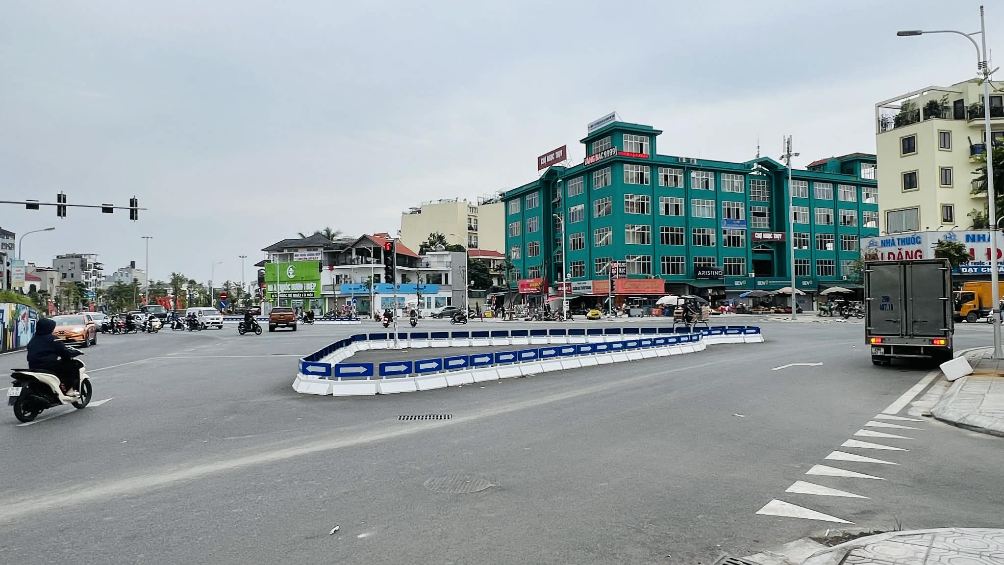 bán nhà Ngọc Thuỵ, 160m, MT 7.8m, gần trường chợ, ôtô 7 chỗ để trong sân 2