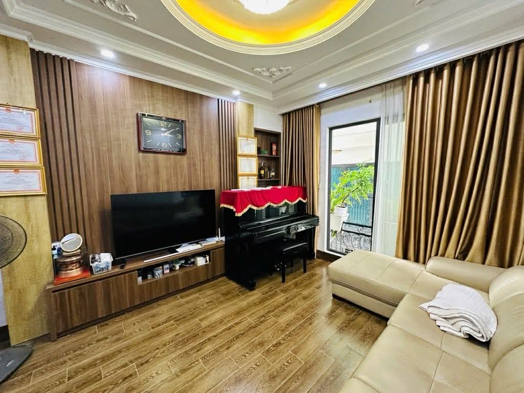 nhà đẹp Cổ Linh, gara ôtô, kinh doanh nhỏ, đi bộ sang Aeon Mall 3