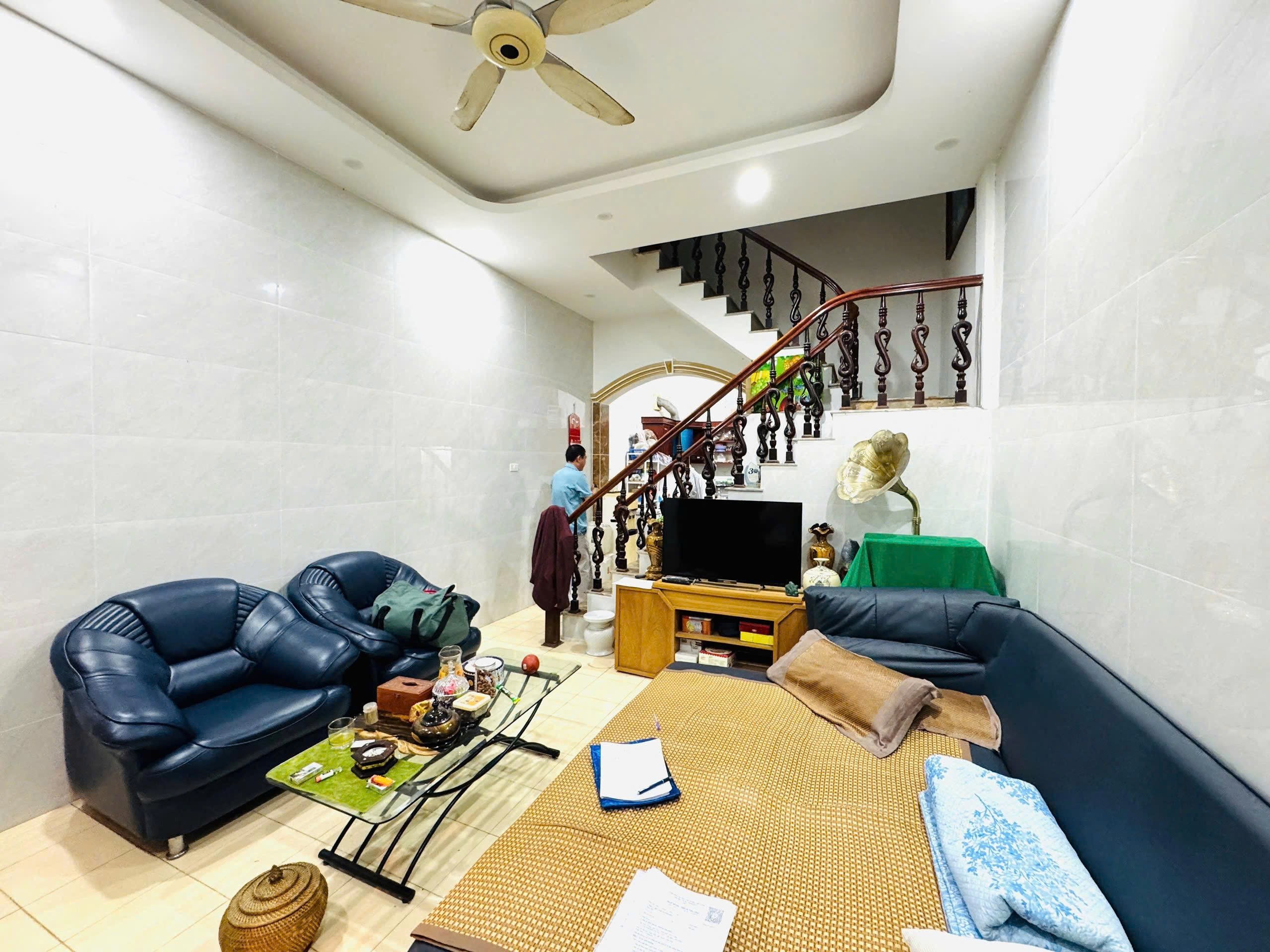 Bán Nhà Kim Giang 54m2. 3 tầng. mặt tiền 4.4m. giá 13.5 tỷ Hoàng Mai Hà Nội