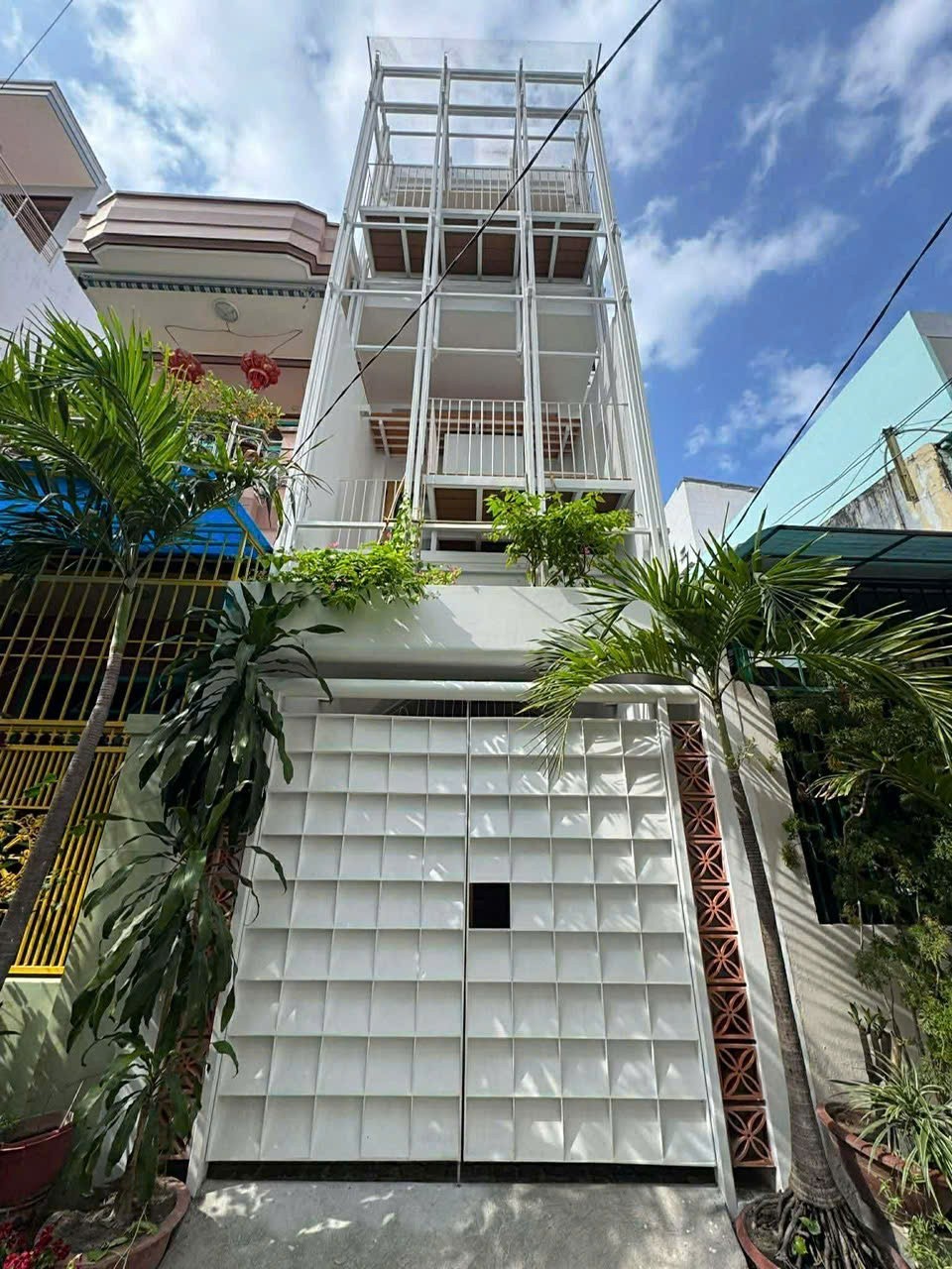 Nhà Mới 3 Tầng Sát Biển 100m – Ô Tô Tận Cửa – Full Nội Thất – 11 Tỷ