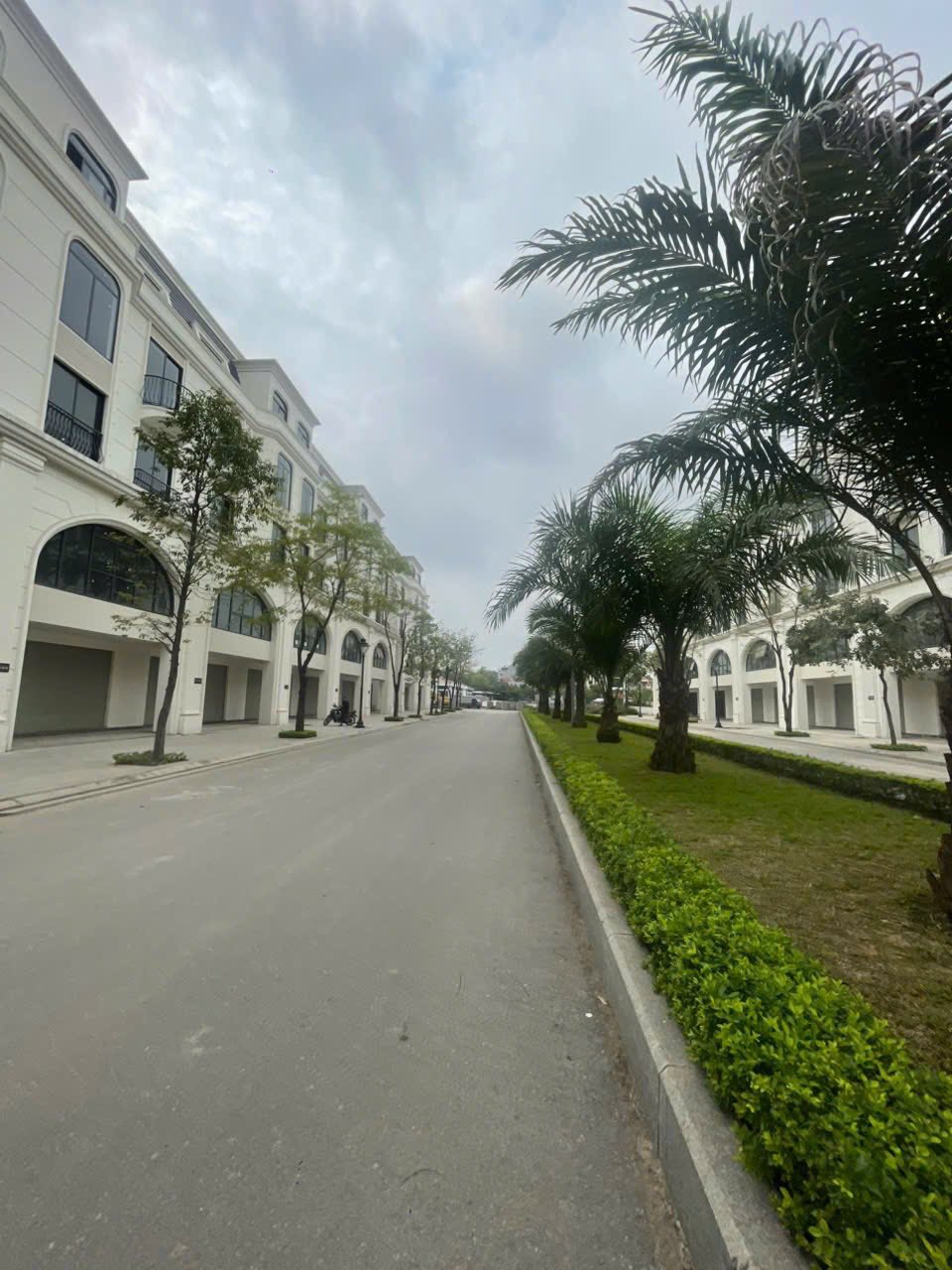 chính chủ cần bán căn LK hinode royal park,đường 30m khu thịnh vượng, giá tốt nhất lh,0901 513 811 4