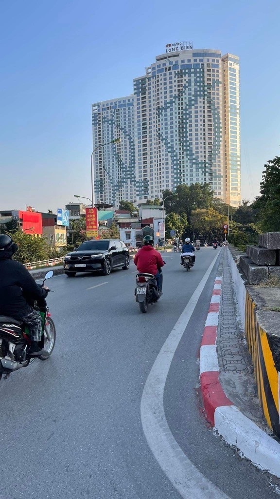 Bán đất ngọc thuỵ 186m, lô góc mặt tiền quyền lực kinh doanh, chia lô. Hiếm ! 3