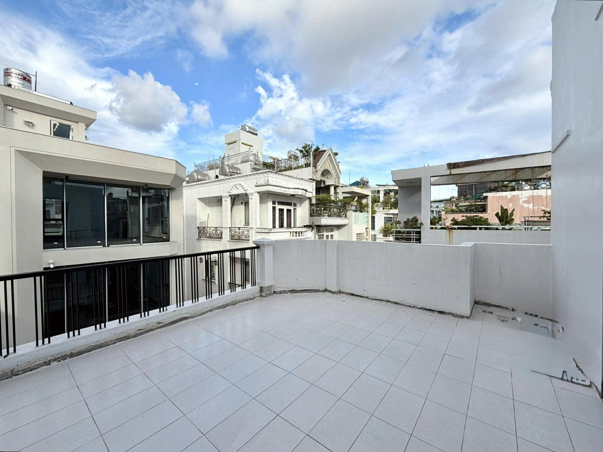 CHDV 5 TẦNG THANG MÁY - LÔ GÓC HUỲNH VĂN BÁNH 70m2 - 18 TỶ 10