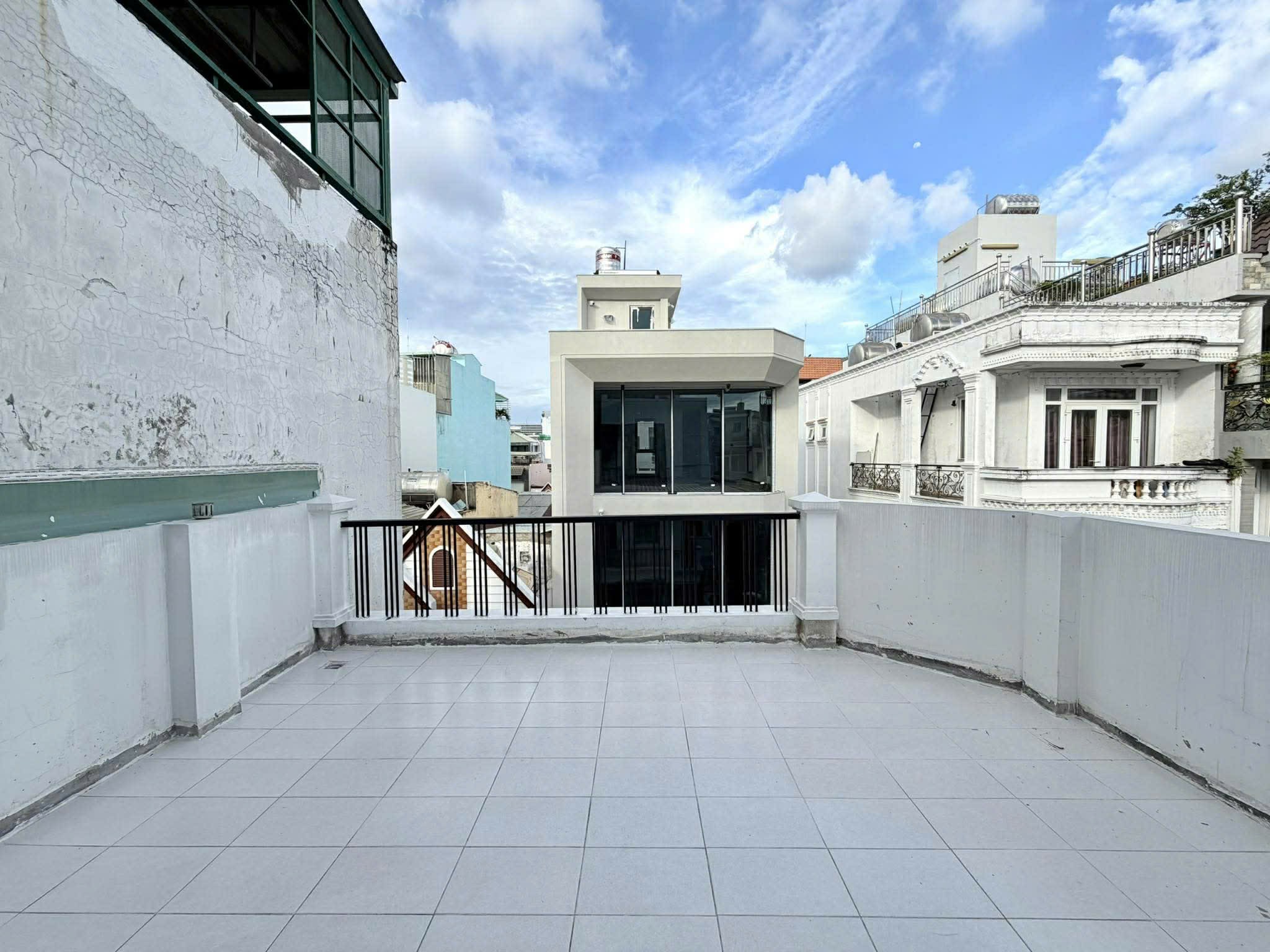 CHDV 5 TẦNG THANG MÁY - LÔ GÓC HUỲNH VĂN BÁNH 70m2 - 18 TỶ 9