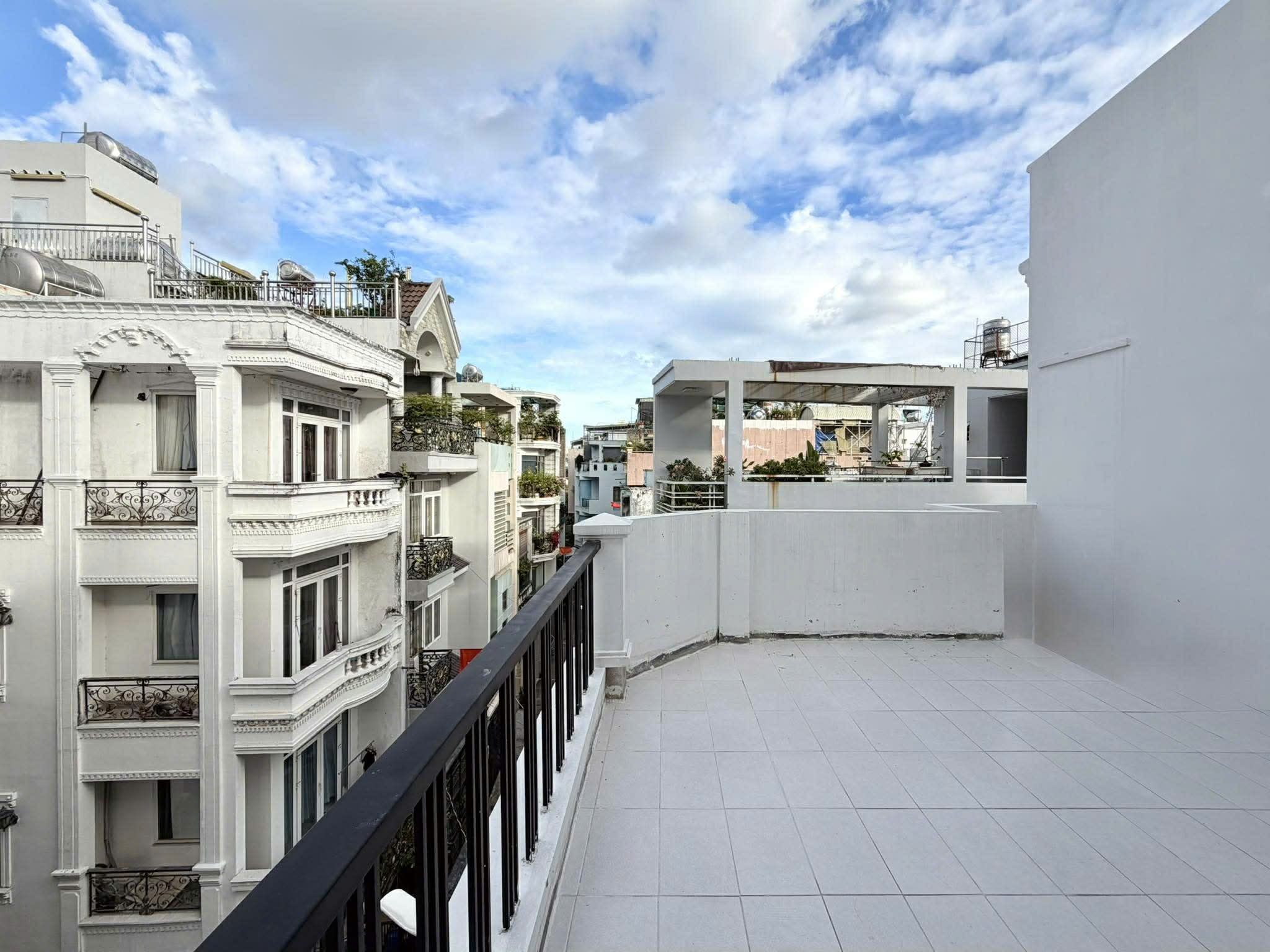 CHDV 5 TẦNG THANG MÁY - LÔ GÓC HUỲNH VĂN BÁNH 70m2 - 18 TỶ 8