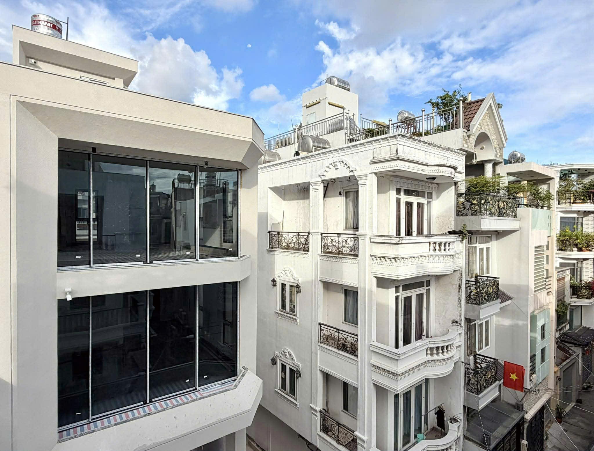 CHDV 5 TẦNG THANG MÁY - LÔ GÓC HUỲNH VĂN BÁNH 70m2 - 18 TỶ 7