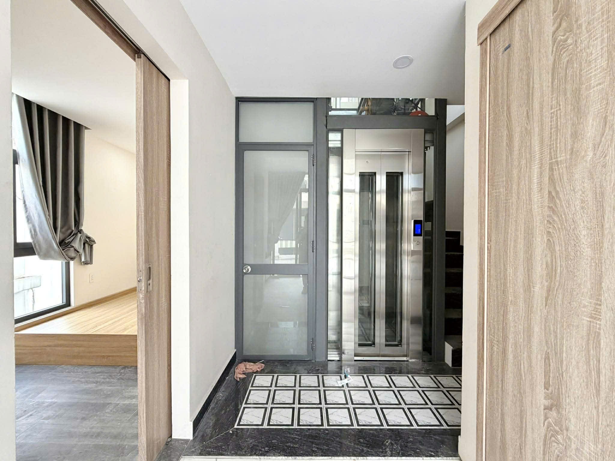 CHDV 5 TẦNG THANG MÁY - LÔ GÓC HUỲNH VĂN BÁNH 70m2 - 18 TỶ 5