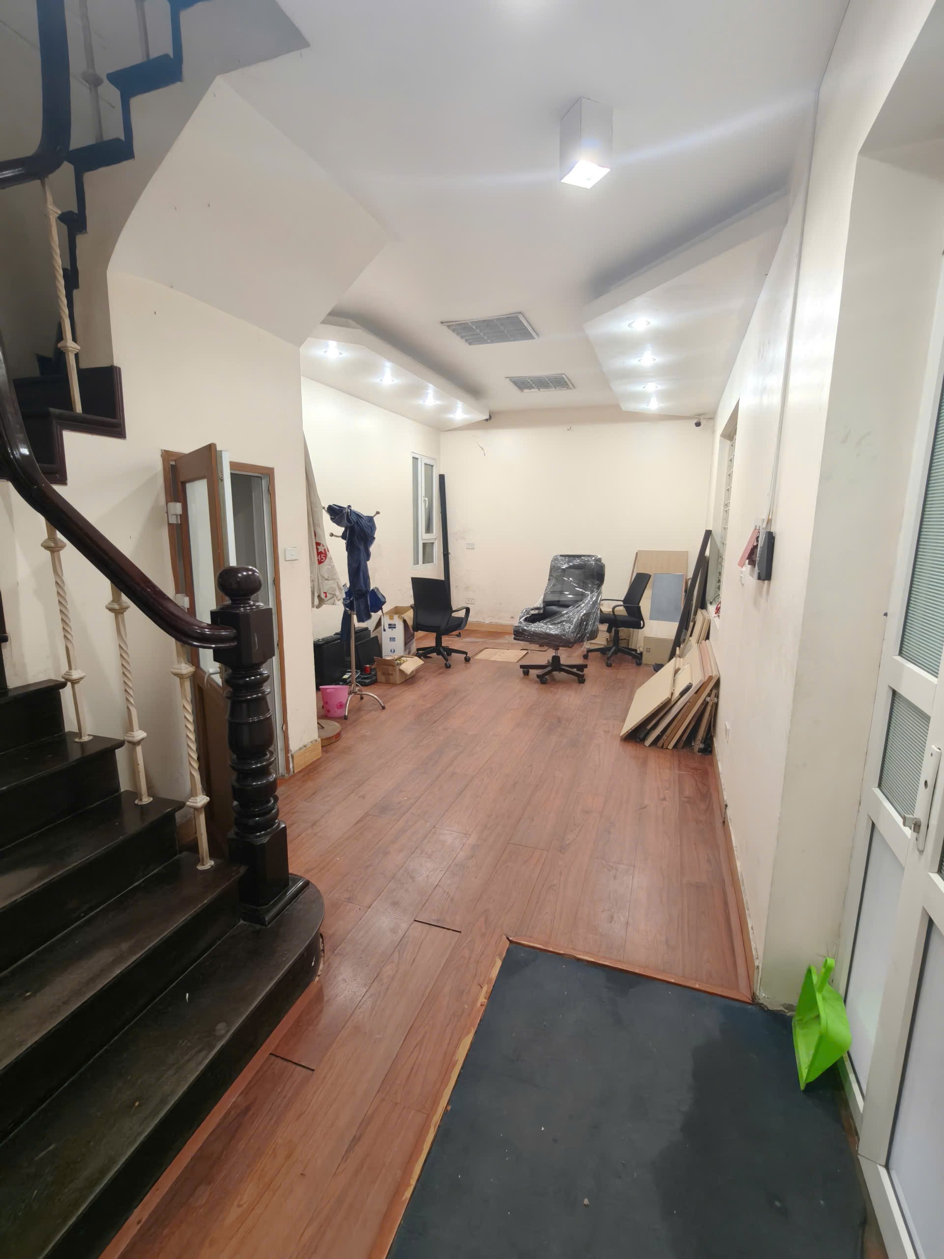 Cho thuê MẶT PHỐ, LÔ GÓC ở Giảng Võ, Ba Đình 65M X 5T giá 35tr 2