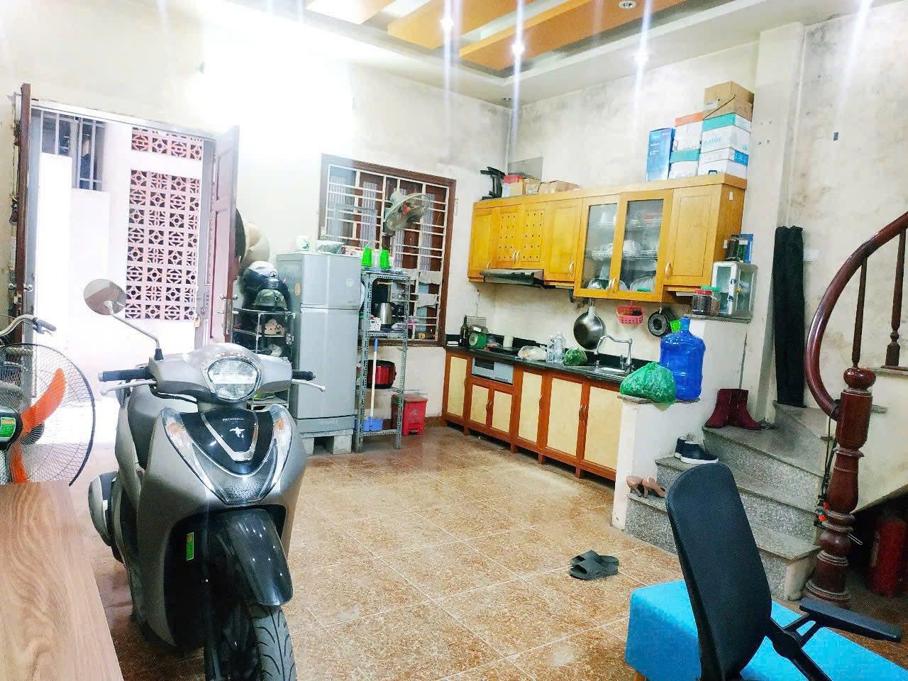 Cho thuê nhà ngõ 445 Nguyễn Khang, Cầu Giấy 35M X 5T giá 10tr Ở VÀ KD ONLINE 5