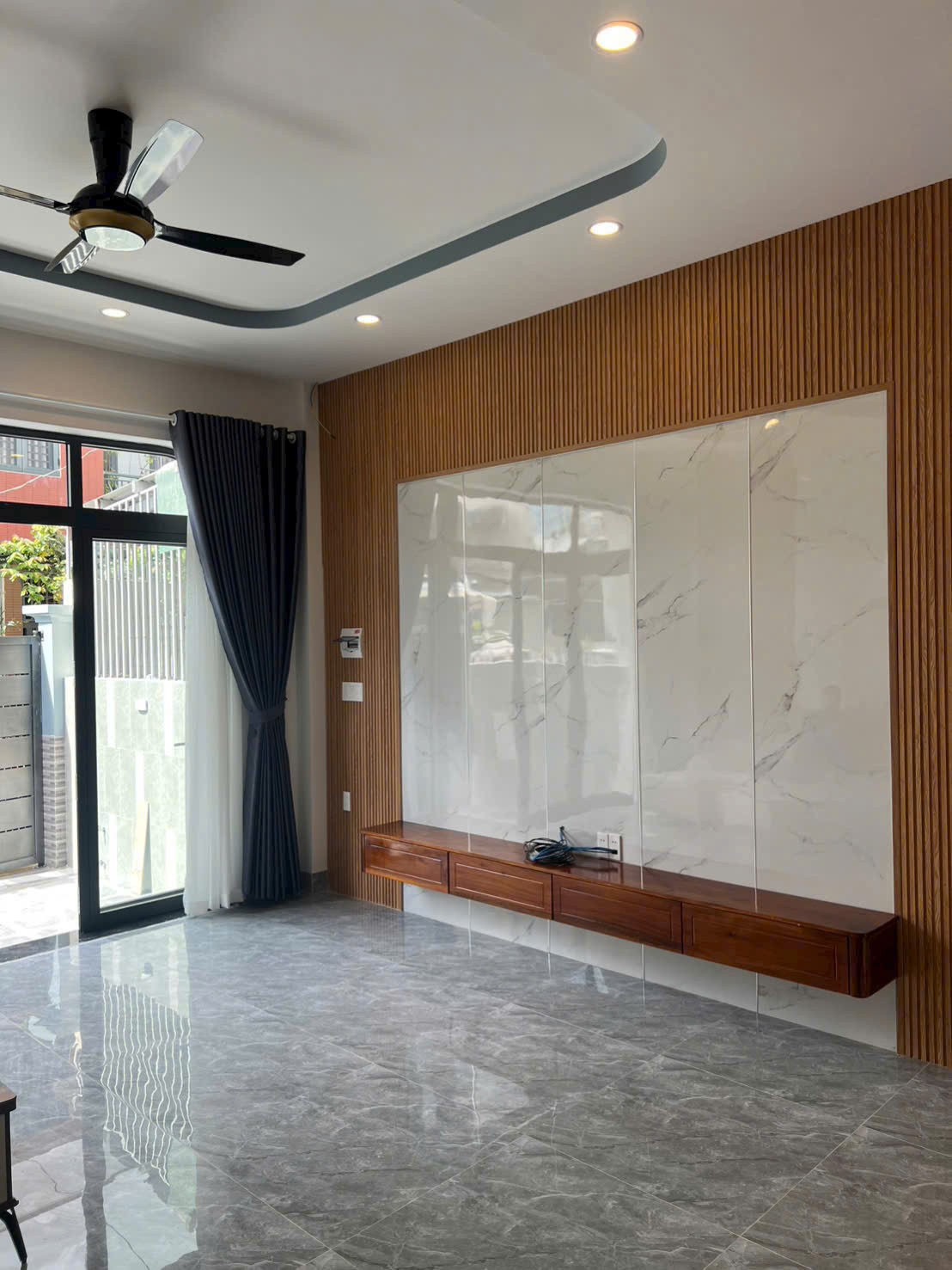 Bán gấp nhà mới 3 tầng hẻm 3,5m Liên Hoa – gần chợ Phường Tây 4