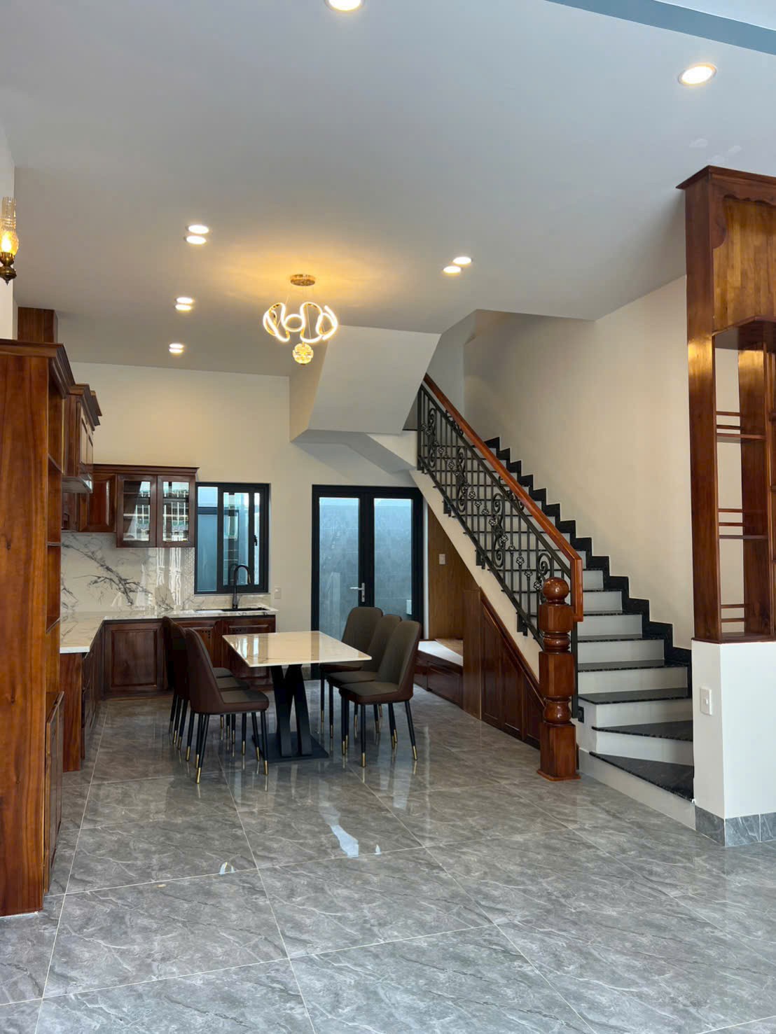 Bán gấp nhà mới 3 tầng hẻm 3,5m Liên Hoa – gần chợ Phường Tây 5