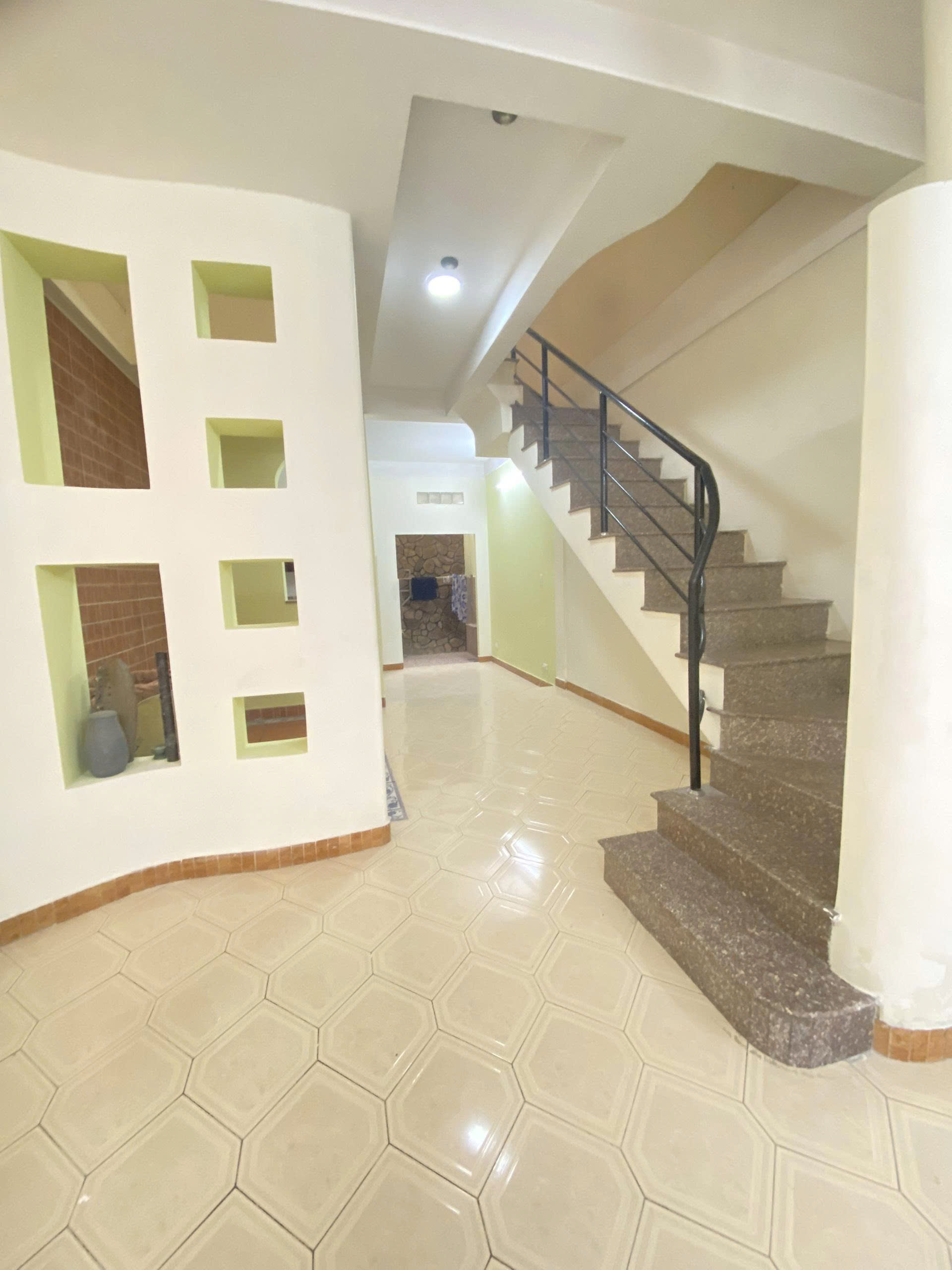 CHO THUÊ NHÀ HẺM XE TẢI ĐƯỜNG SỐ 17 LIỀN KỀ GIGAMALL GIÁ 14TR TRỆT 1 LẦU 3