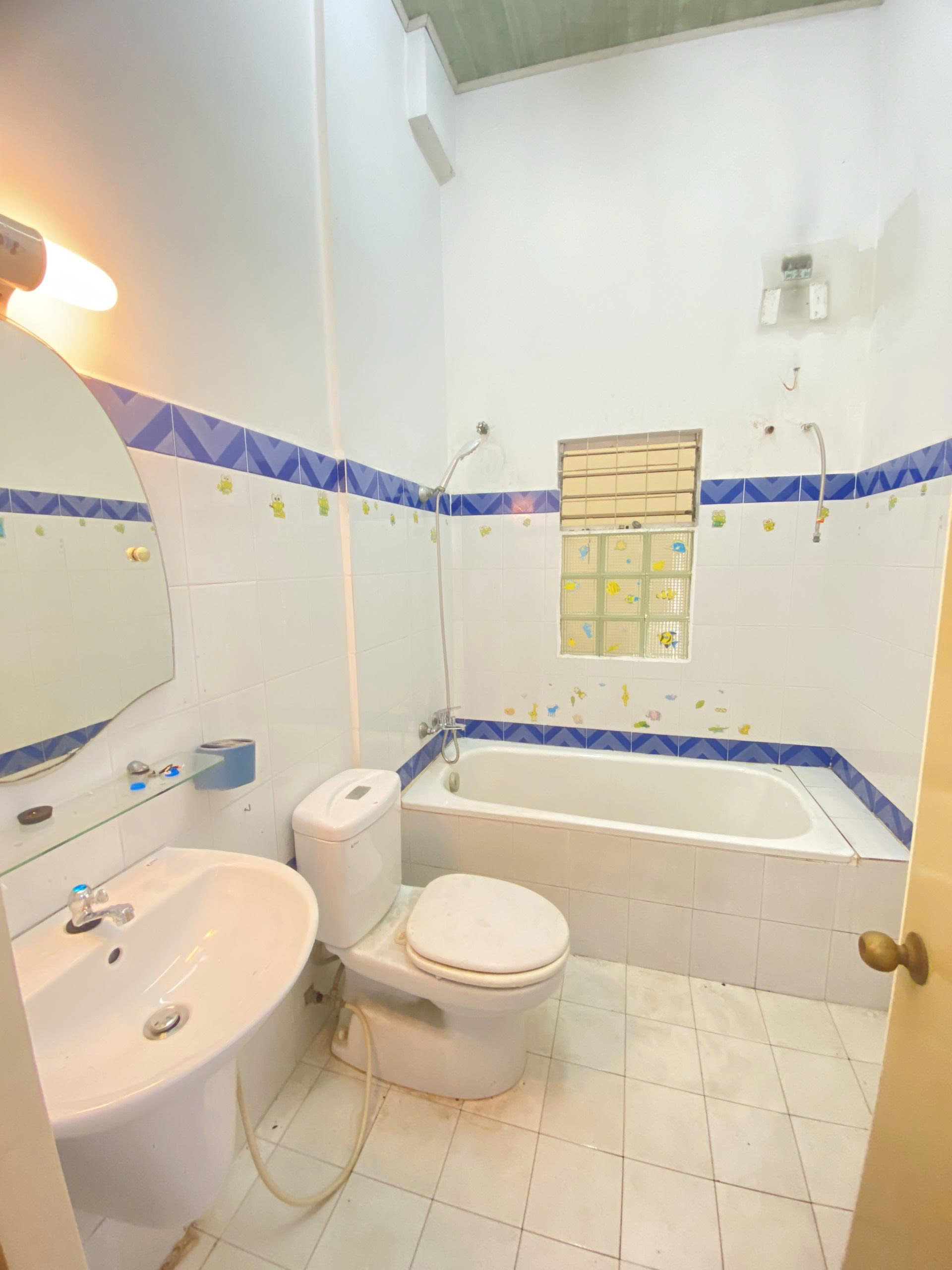 CHO THUÊ NHÀ HẺM XE TẢI ĐƯỜNG SỐ 17 LIỀN KỀ GIGAMALL GIÁ 14TR TRỆT 1 LẦU 5