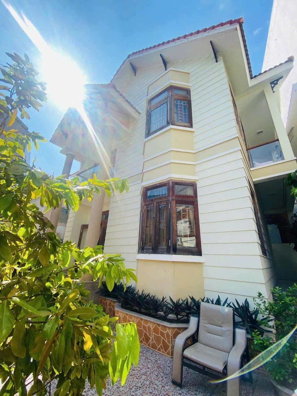 NHÀ 2 TẦNG NGAY TRUNG TÂM NHA TRANG CHỈ ĐI RA BIỂN 500M GẦN CHỢ ĐẦM DT RỘNG 235M LÀM NHÀ VƯỜN 2