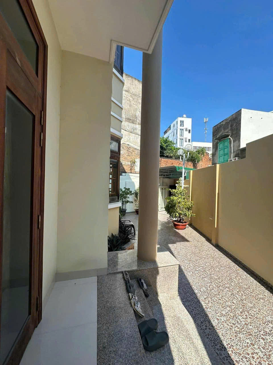 NHÀ 2 TẦNG NGAY TRUNG TÂM NHA TRANG CHỈ ĐI RA BIỂN 500M GẦN CHỢ ĐẦM DT RỘNG 235M LÀM NHÀ VƯỜN 5