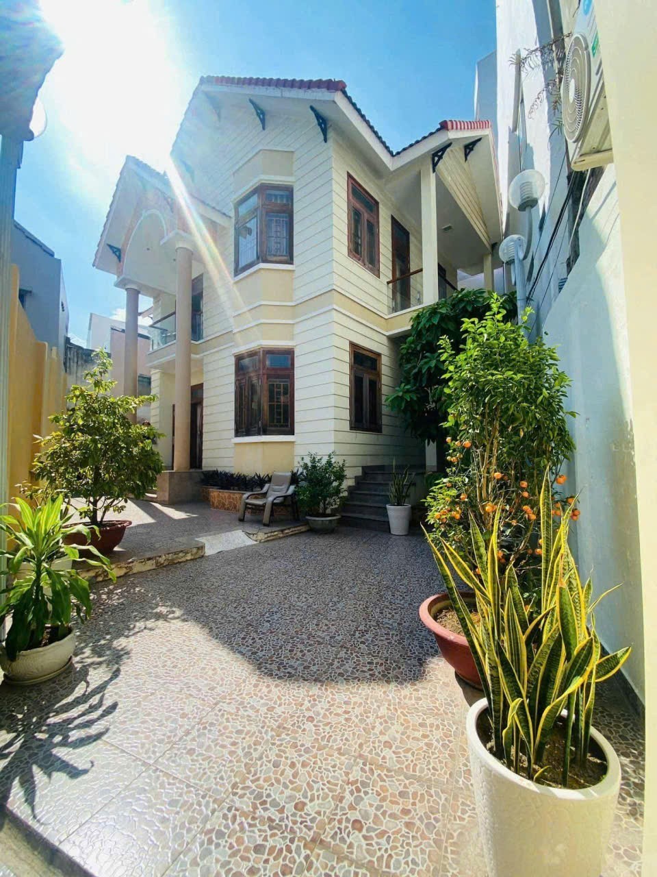 NHÀ 2 TẦNG NGAY TRUNG TÂM NHA TRANG CHỈ ĐI RA BIỂN 500M GẦN CHỢ ĐẦM DT RỘNG 235M LÀM NHÀ VƯỜN