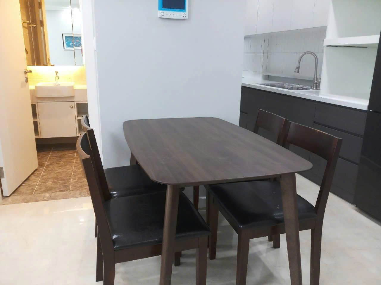 BÁN GẤP căn 1PN dt 51m2 Vinhomes D'Capitale, view hồ giá tốt 3