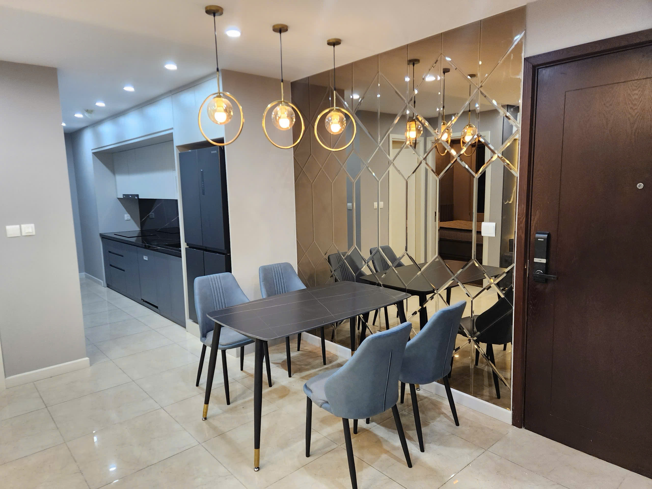 Bán căn hộ 2PN VIEW HỒ Vinhomes D'Capitale, dt 73m2, giá 9 tỷ 4