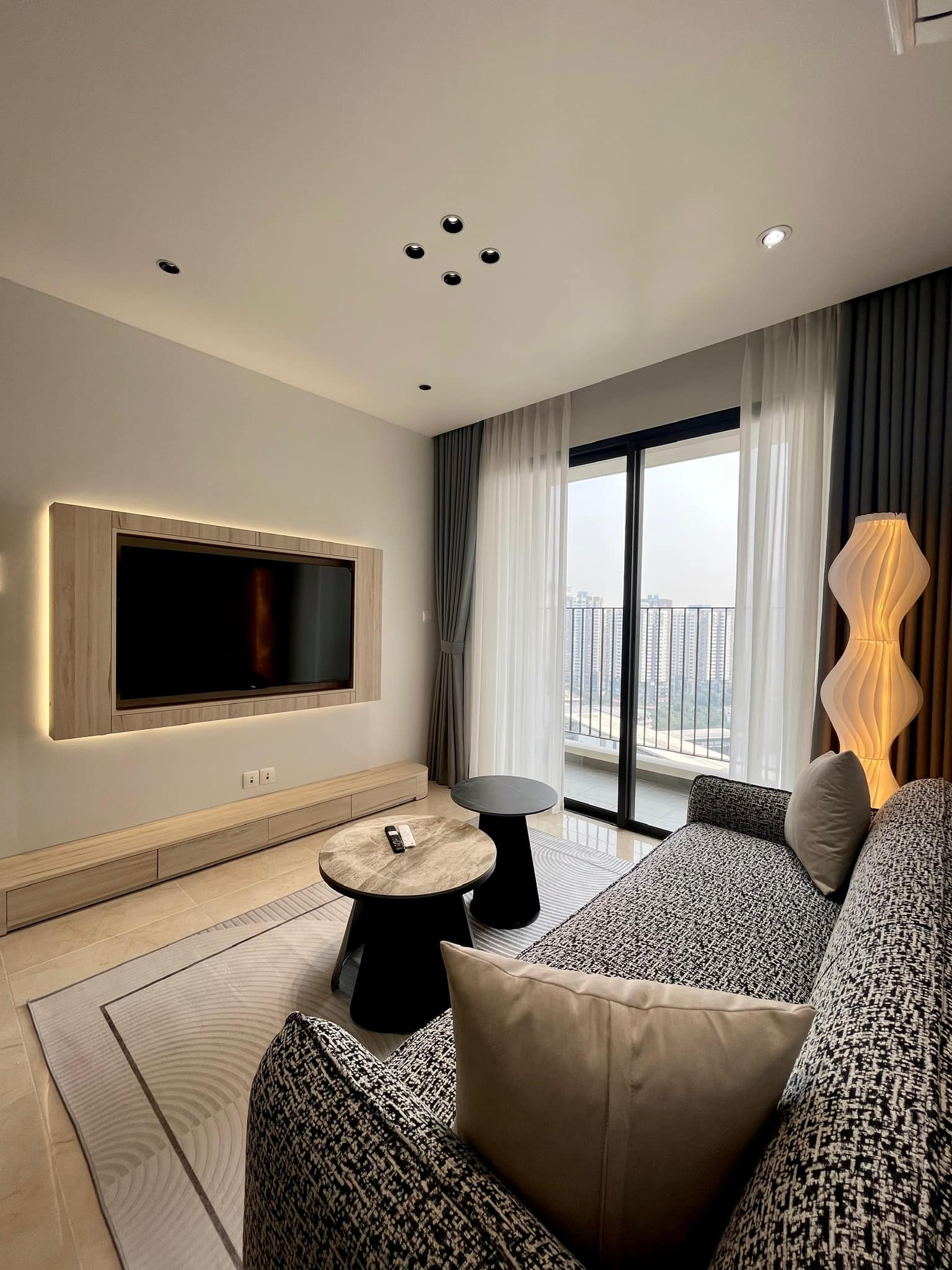 Bán căn hộ 2PN - 73m2 VINHOMES D'CAPITALE, view hồ, giá chỉ 9 tỷ