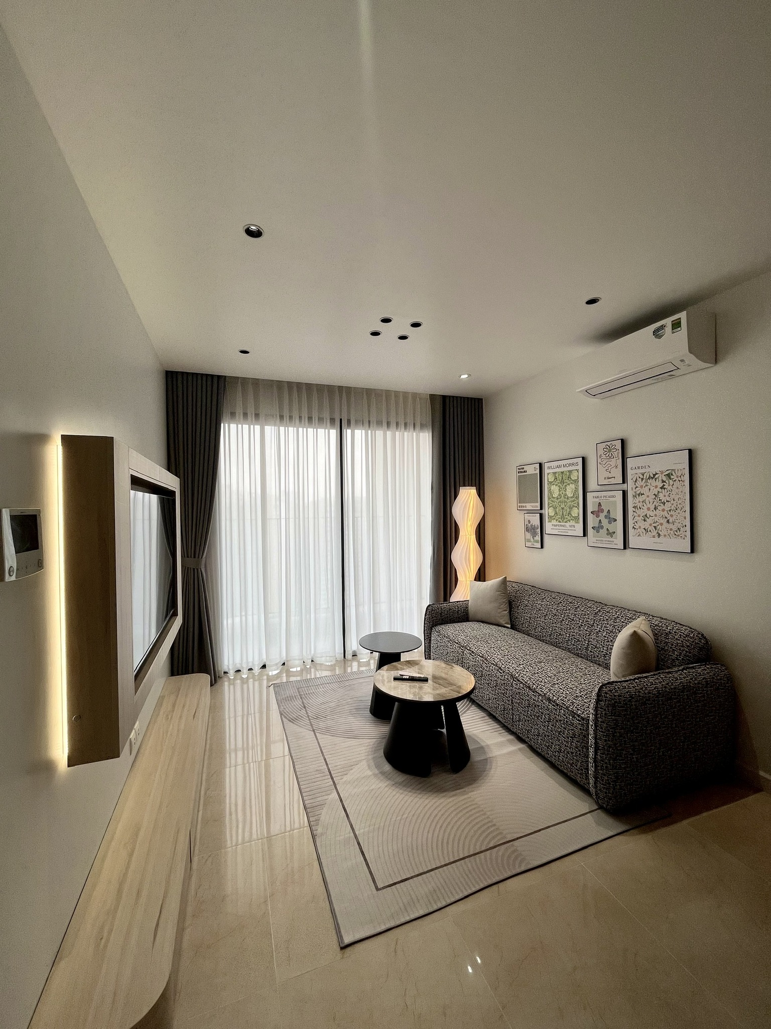 Bán căn hộ 2PN - 73m2 VINHOMES D'CAPITALE, view hồ, giá chỉ 9 tỷ 3