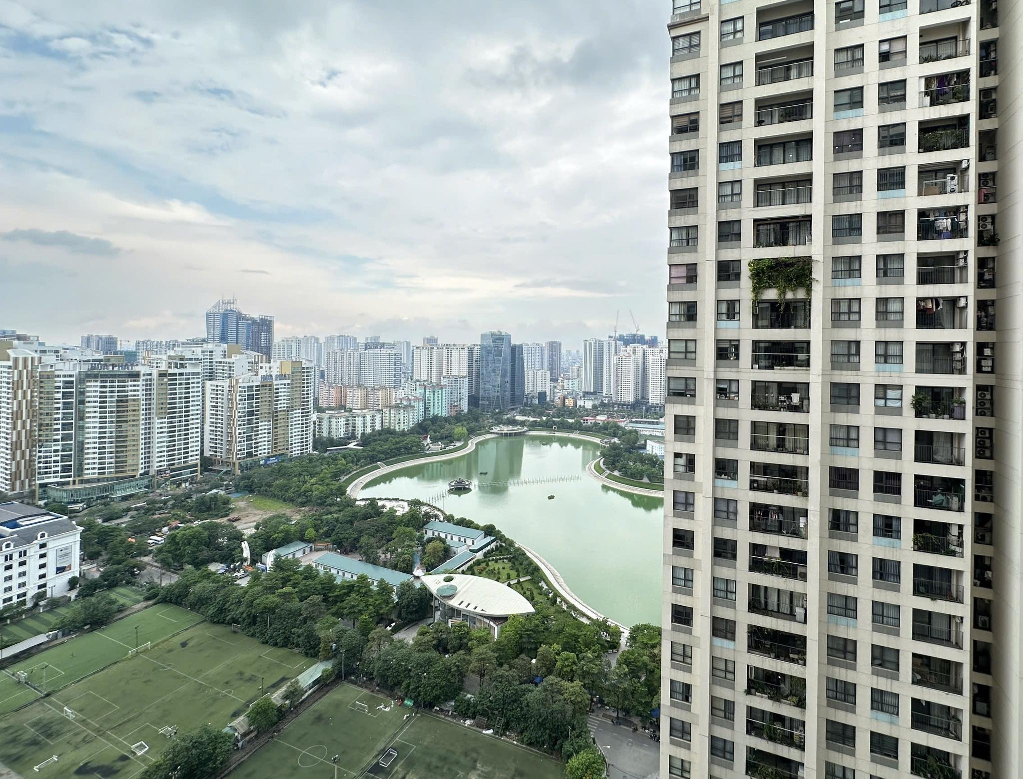 Cần bán căn 2PN tại Vinhomes D'Capitale, VIEW HỒ mát rượi, giá 9 tỷ