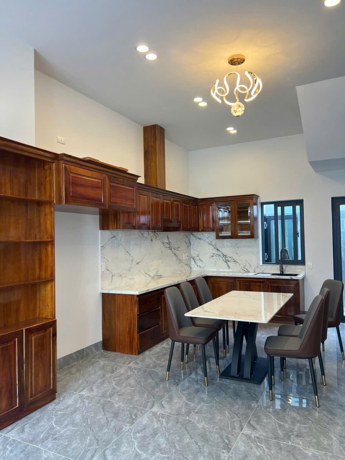 Bán gấp nhà mới 3 tầng hẻm 3,5m Liên Hoa – gần chợ Phường Tây 2