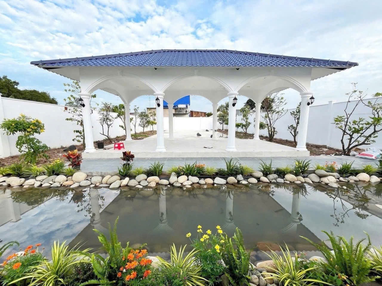 VILLA SÂN VƯỜN MÁI NHẬT – 985m² – FULL NỘI THẤT – CHỈ 8 TỶ SÁT VÁCH HÓC MÔN