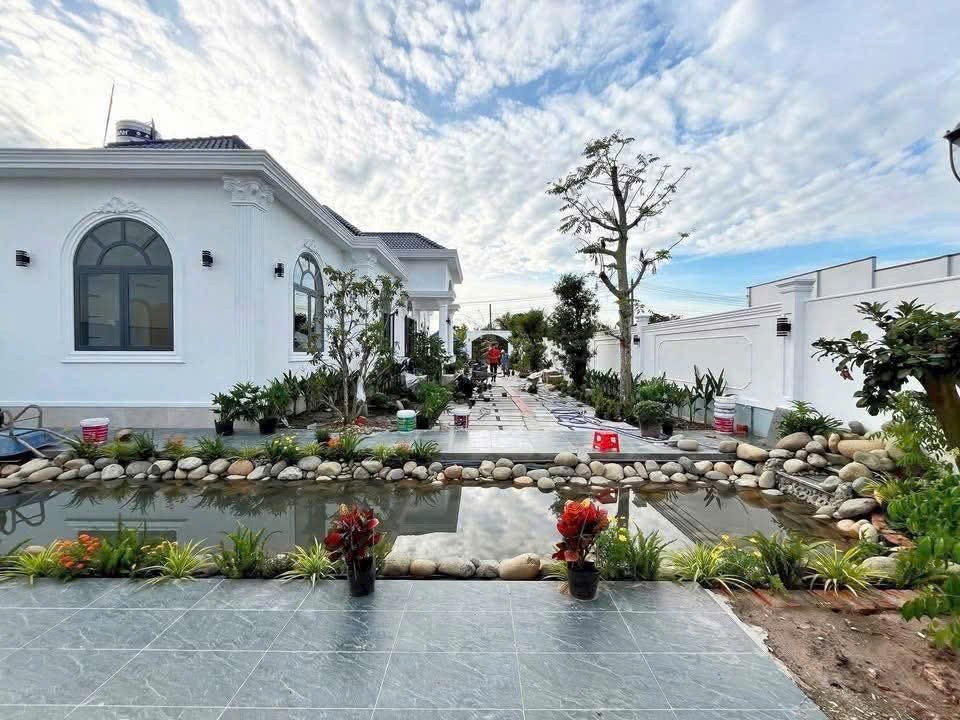 VILLA SÂN VƯỜN MÁI NHẬT – 985m² – FULL NỘI THẤT – CHỈ 8 TỶ SÁT VÁCH HÓC MÔN 2