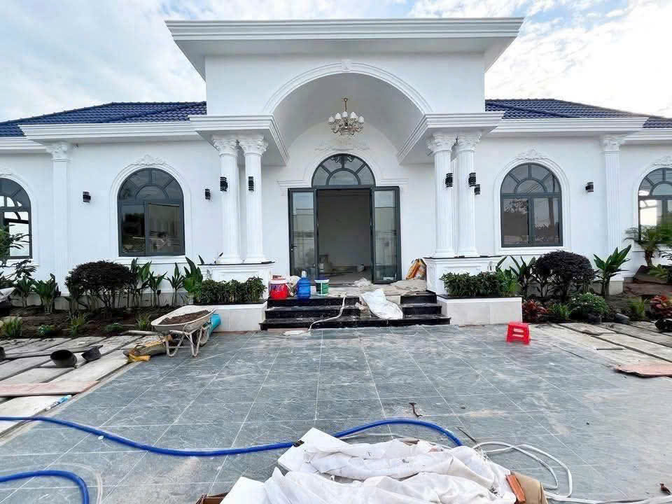 VILLA SÂN VƯỜN MÁI NHẬT – 985m² – FULL NỘI THẤT – CHỈ 8 TỶ SÁT VÁCH HÓC MÔN 3