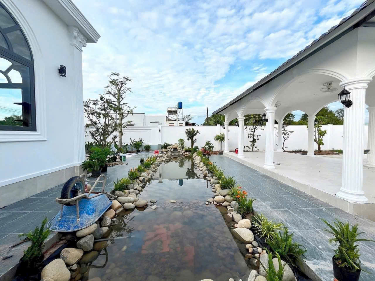 VILLA SÂN VƯỜN MÁI NHẬT – 985m² – FULL NỘI THẤT – CHỈ 8 TỶ SÁT VÁCH HÓC MÔN 5