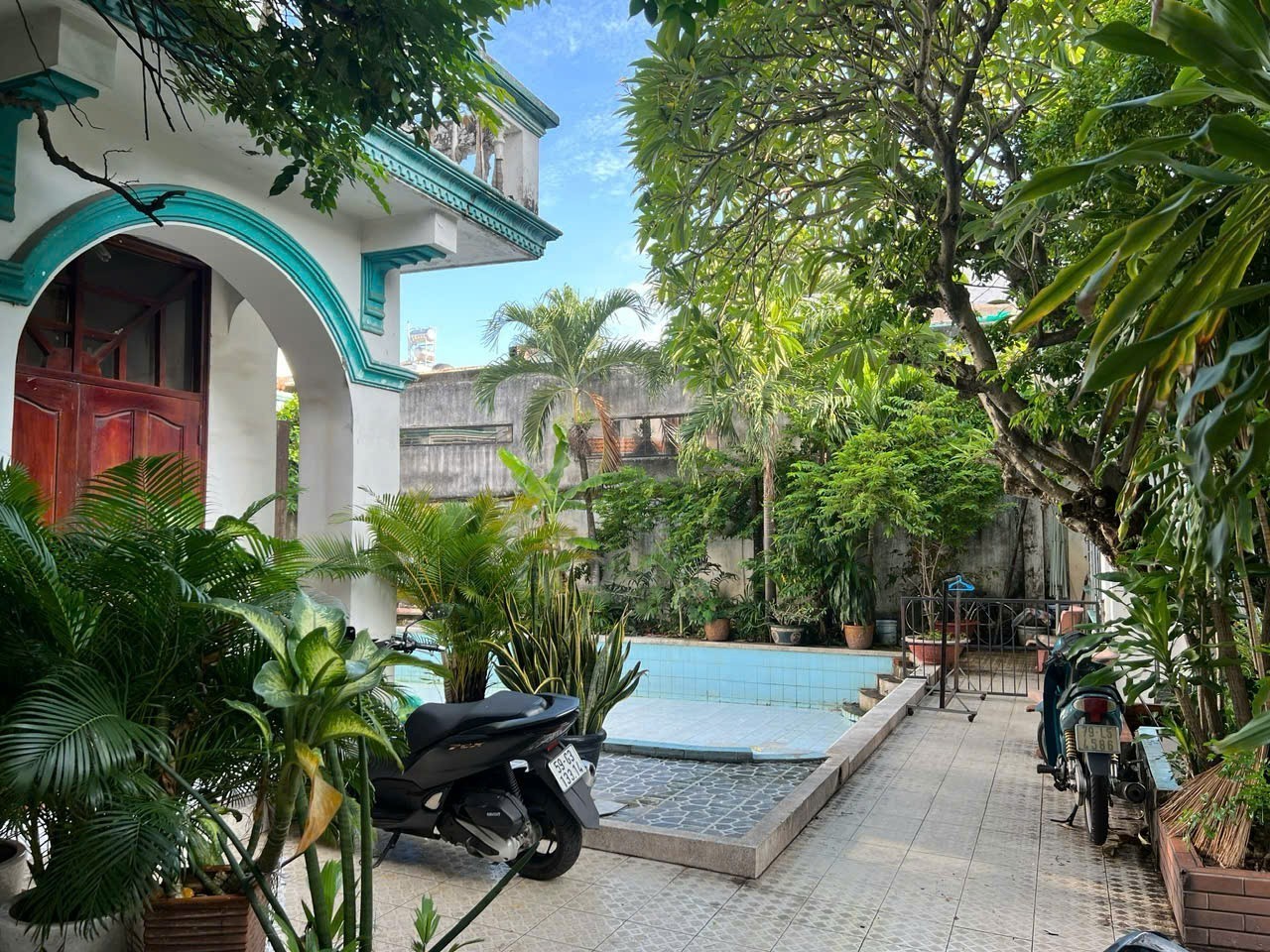 SIÊU BIỆT THỰ + QUỸ ĐẤT 1.090M² – GIẢM SỐC GẦN 30 TỶ – NGAY NGUYỄN VĂN QUÁ 2