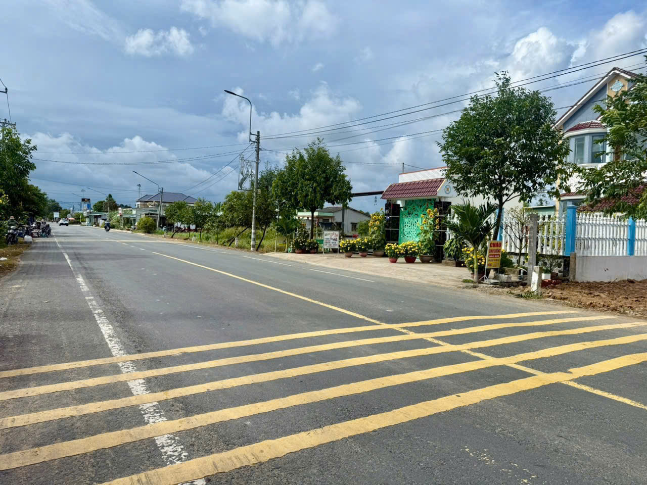 Bán đất thổ cư mặt tiền tỉnh lộ 832, An Nhựt Tân , Tân Trụ dt 300m2 giá 3,5 tỷ 3