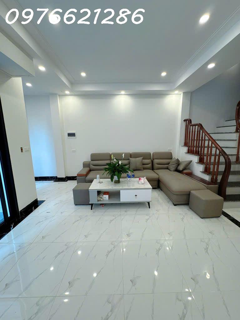 Bán nhà chân Đê Vàng- Long Biên – 45m² – Thang máy – Ô tô đỗ cửa –Nhà mới tinh – Giá 9.1 tỷ