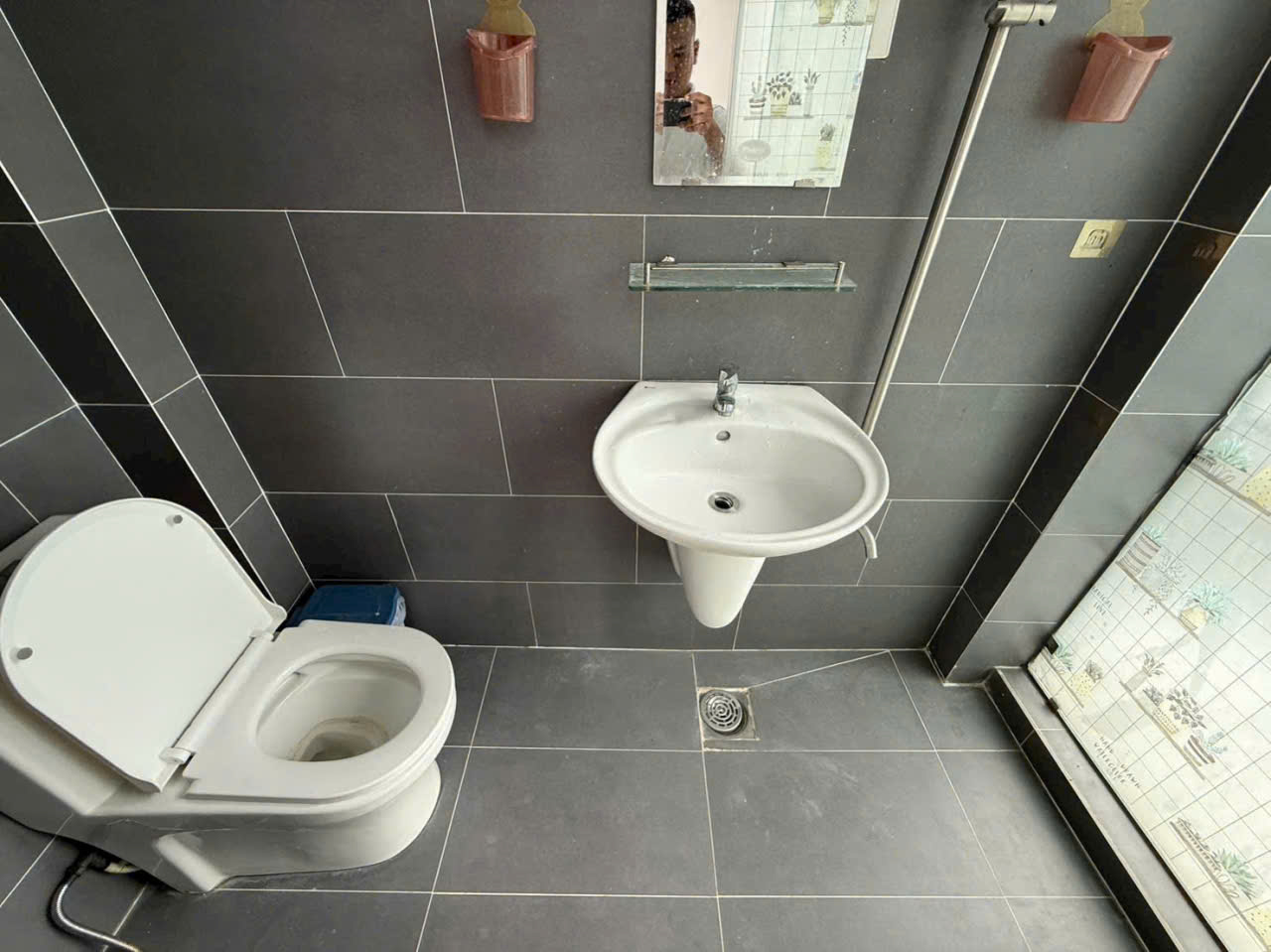 Bán nhà hẻm giá rẻ 2 xẹt Phạm Ngọc , Tân Quý, Tân Phú dt 10,1m2 1 lầu 2pn 2wc giá 1,95 tỷ 2
