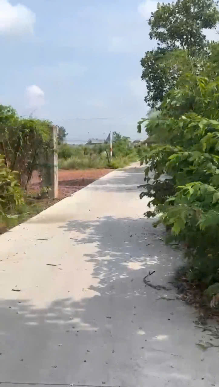 Bán đất 2 mặt tiền đường beton xã Lộc Giang , Đức Hòa tdt 820m2 ( 320m2 thổ) giá 1,7 tỷ