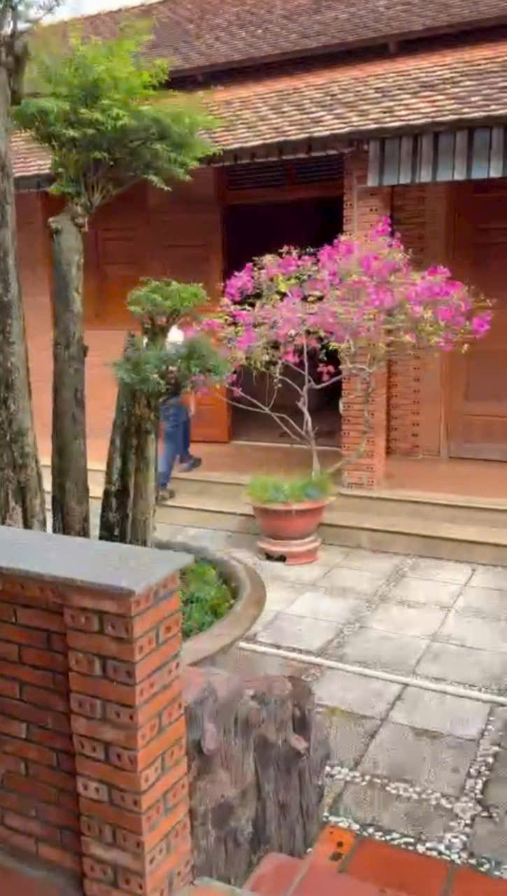 Bán nhà vườn xã Trung Lập Thượng có nhà gỗ mái ngói, hồ cá , thủy tạ.........tdt 3000m2 giá 9,5 tỷ 3